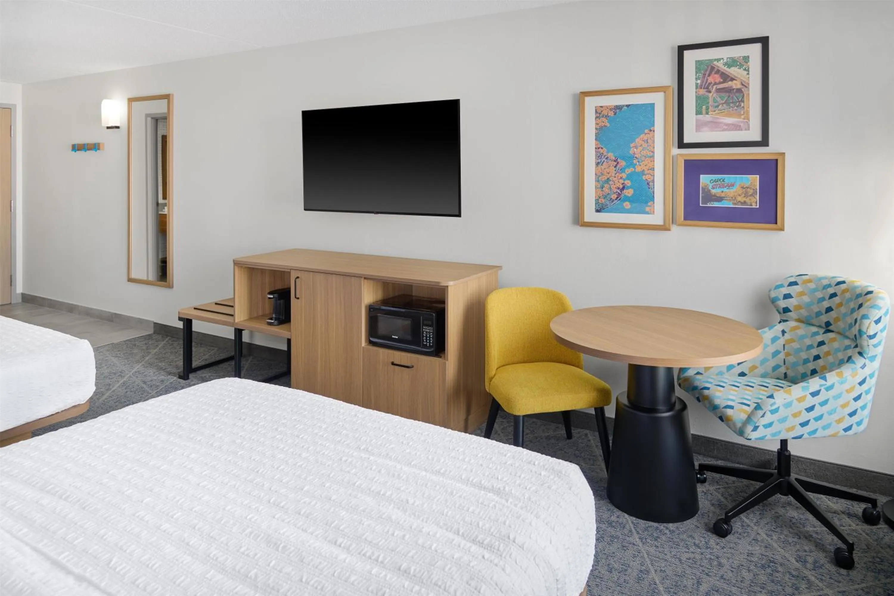 Bed in Hampton Inn Chicago-Carol Stream