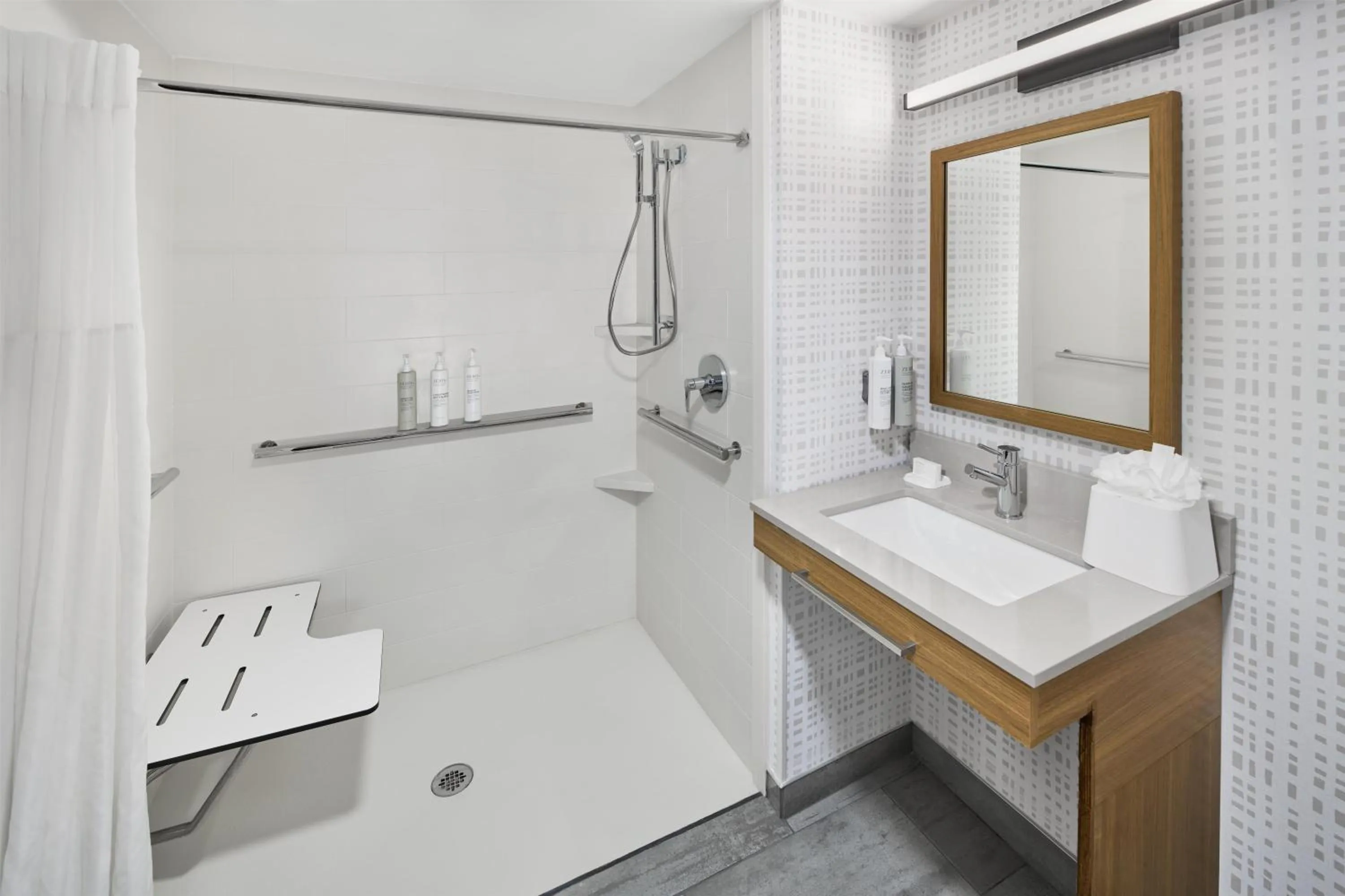 Bathroom in Hampton Inn Chicago-Carol Stream