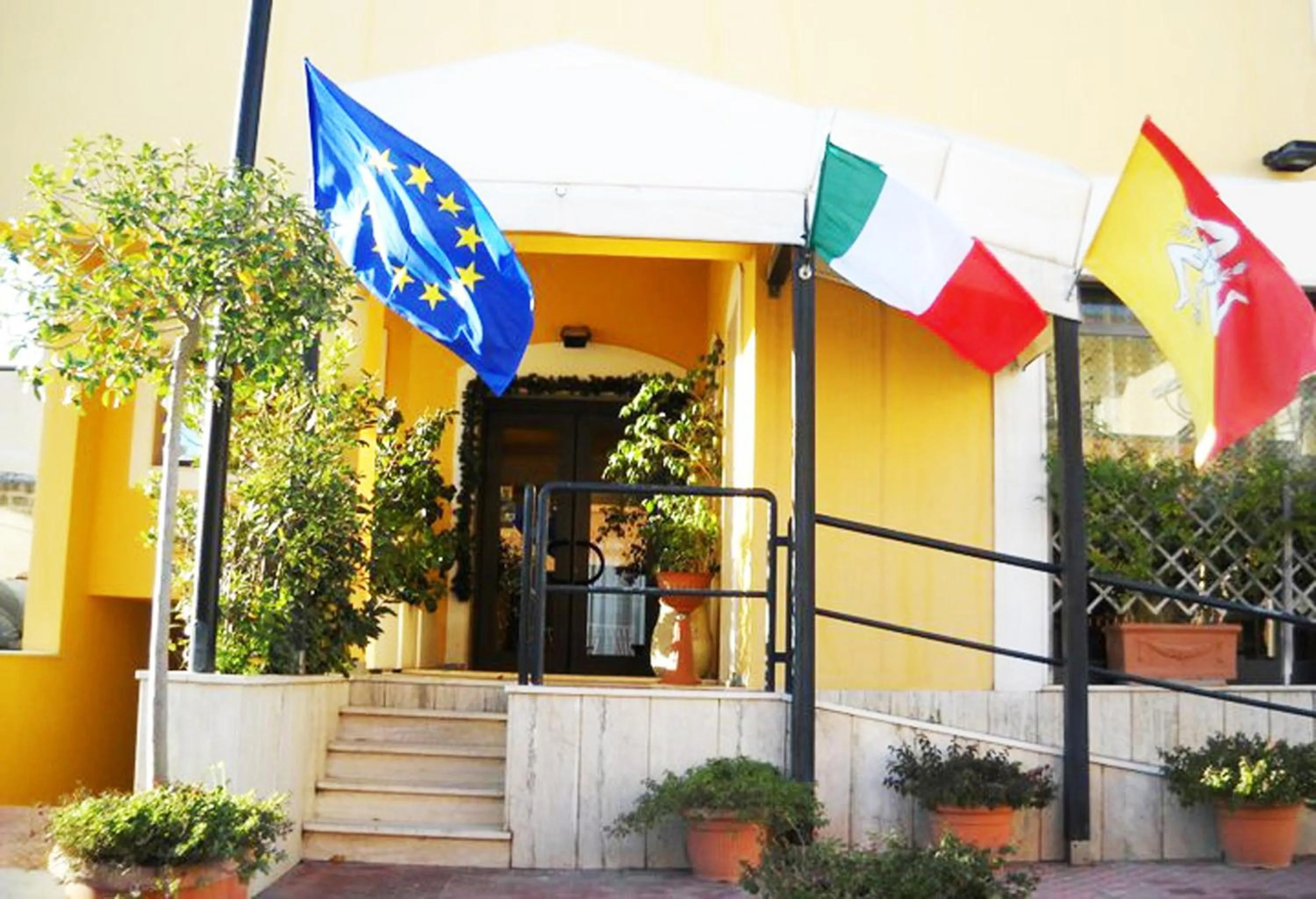 Facade/entrance in Greta Rooms Hotel