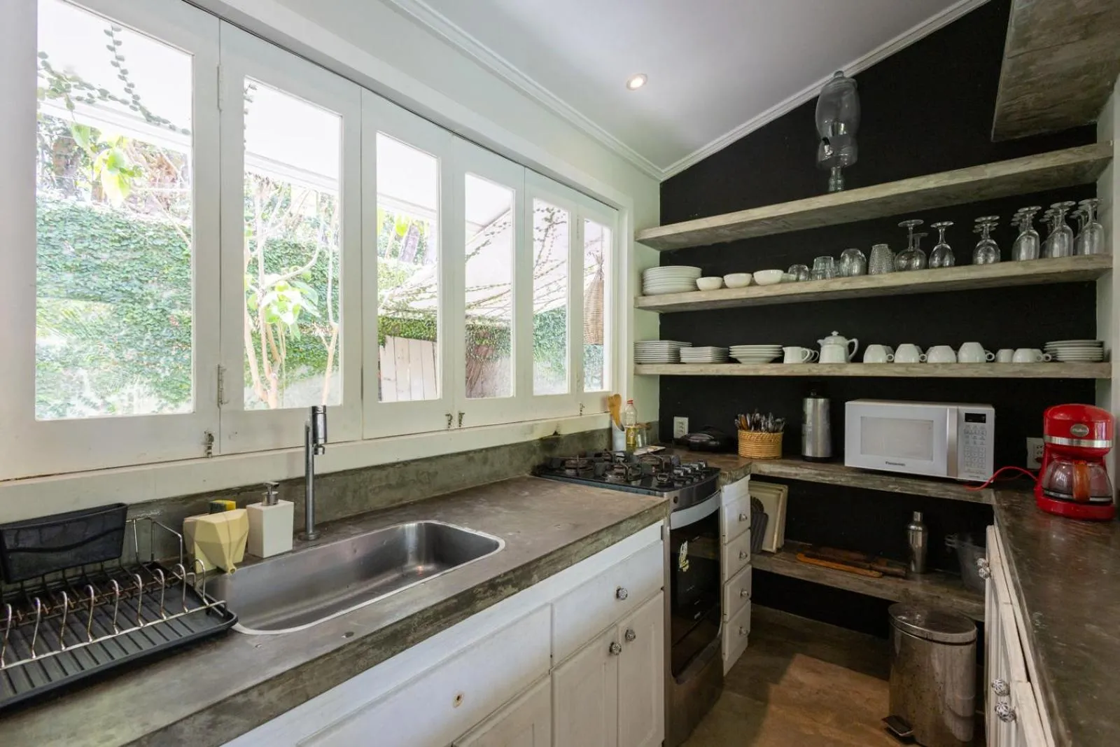 Communal kitchen in Casa Kokoro