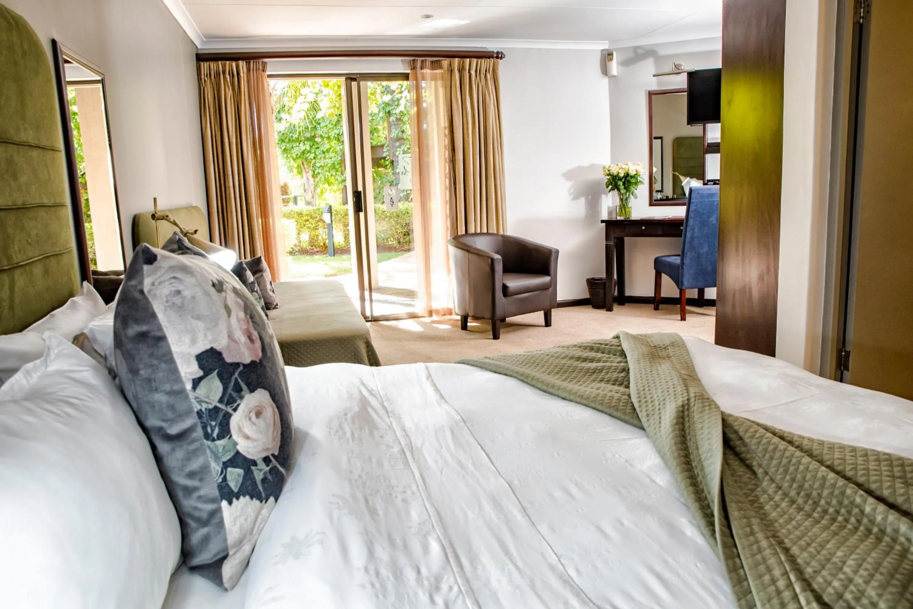 Photo of the whole room, Bed in Browns Manor