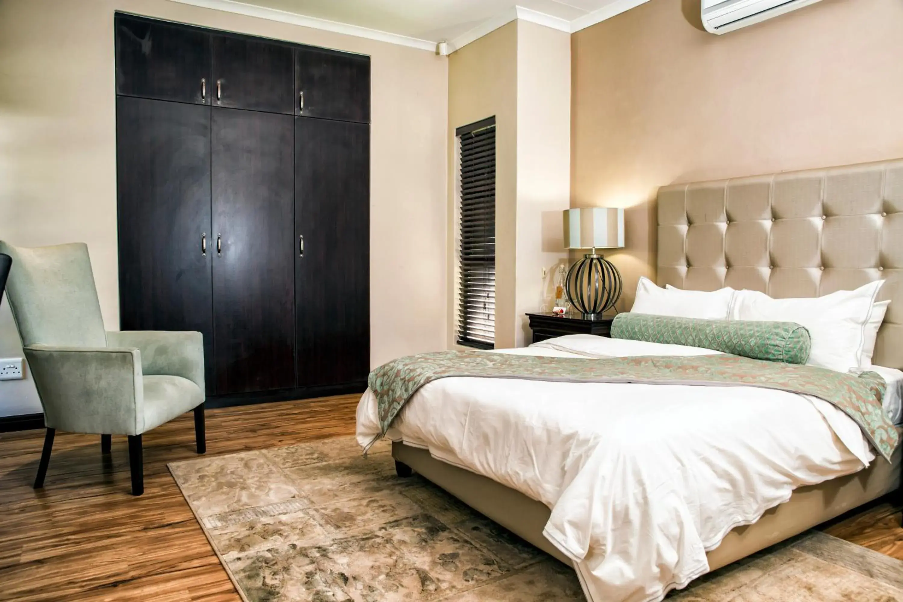 Photo of the whole room, Bed in Browns Manor Photo of the whole room, Bed in Browns Manor