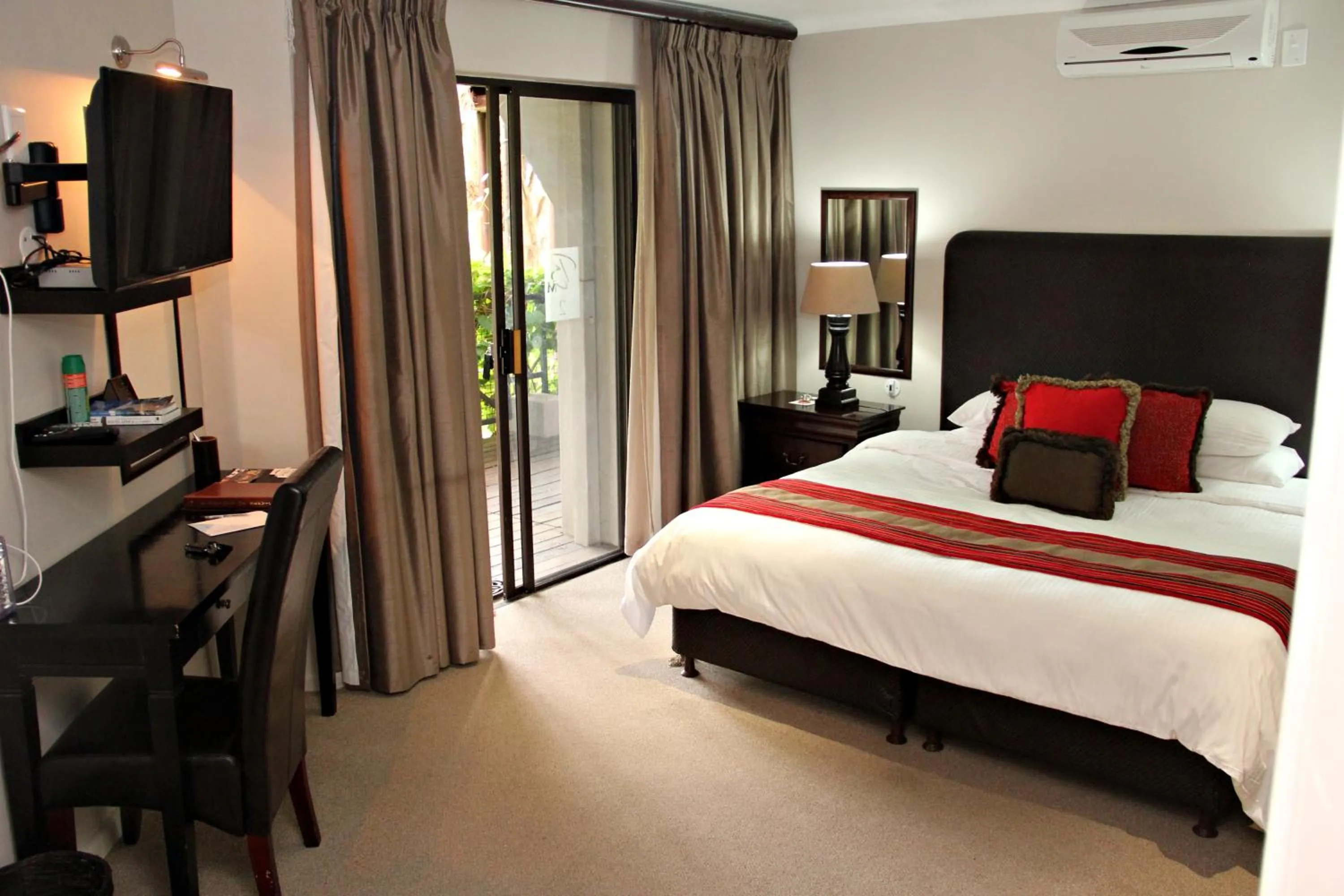 Photo of the whole room, Bed in Browns Manor