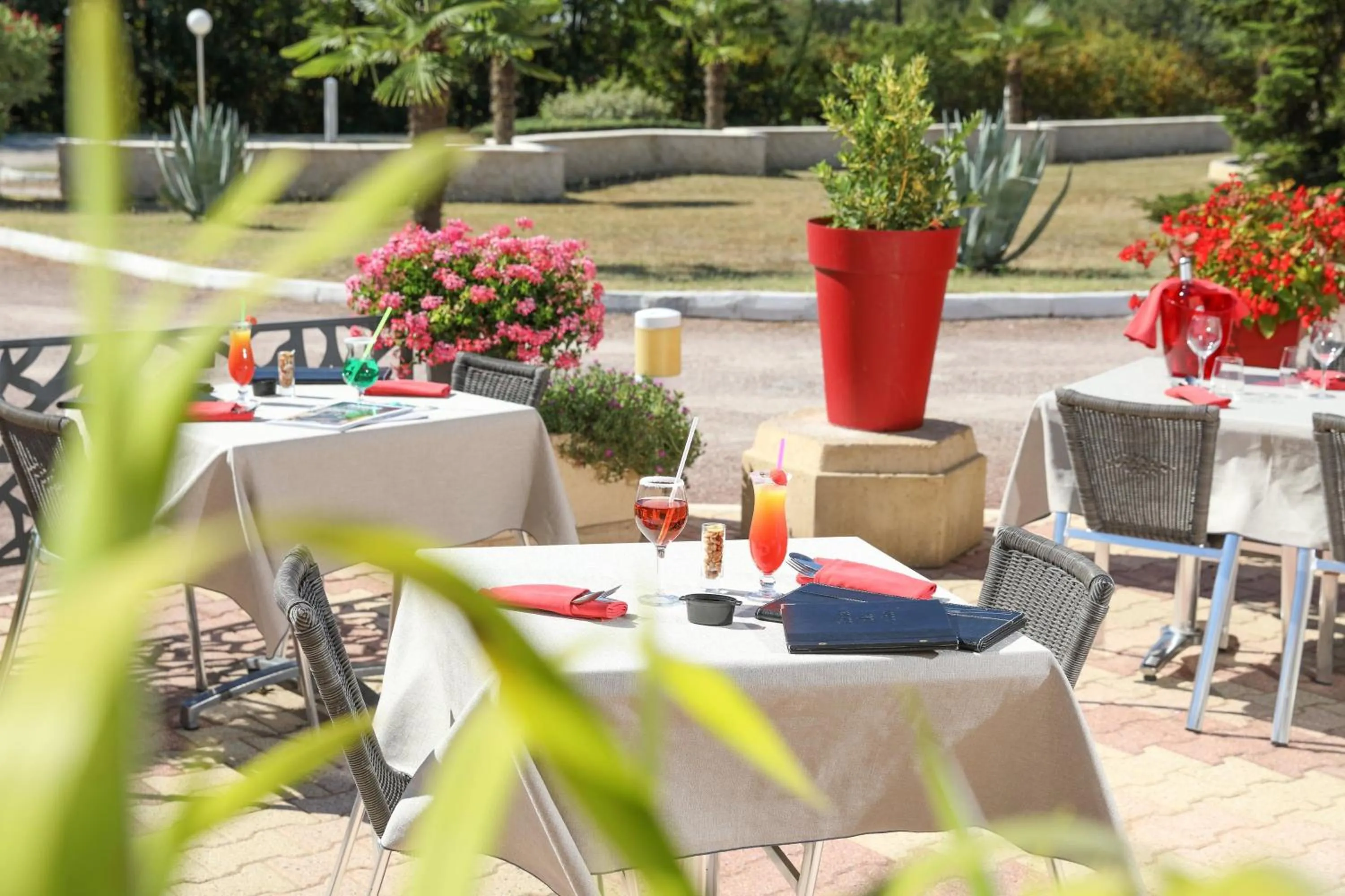Patio in Hotel Restaurant Logis Le Tropicana