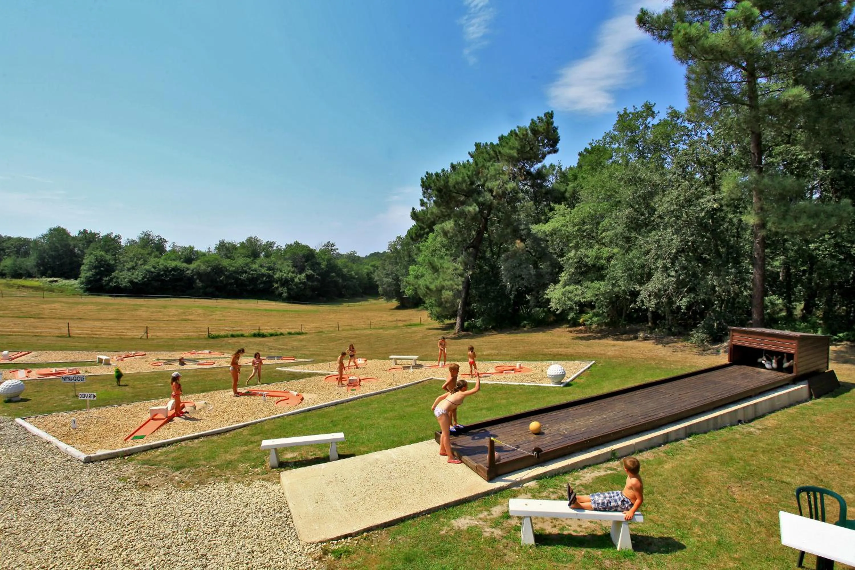 Bowling in Hotel Restaurant Logis Le Tropicana