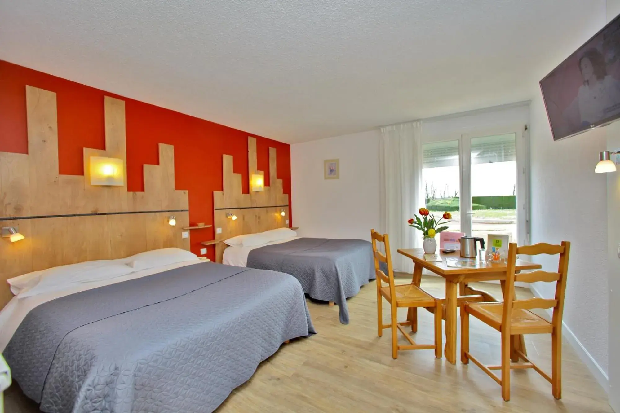 Quadruple Room in Hotel Restaurant Logis Le Tropicana Quadruple Room in Hotel Restaurant Logis Le Tropicana