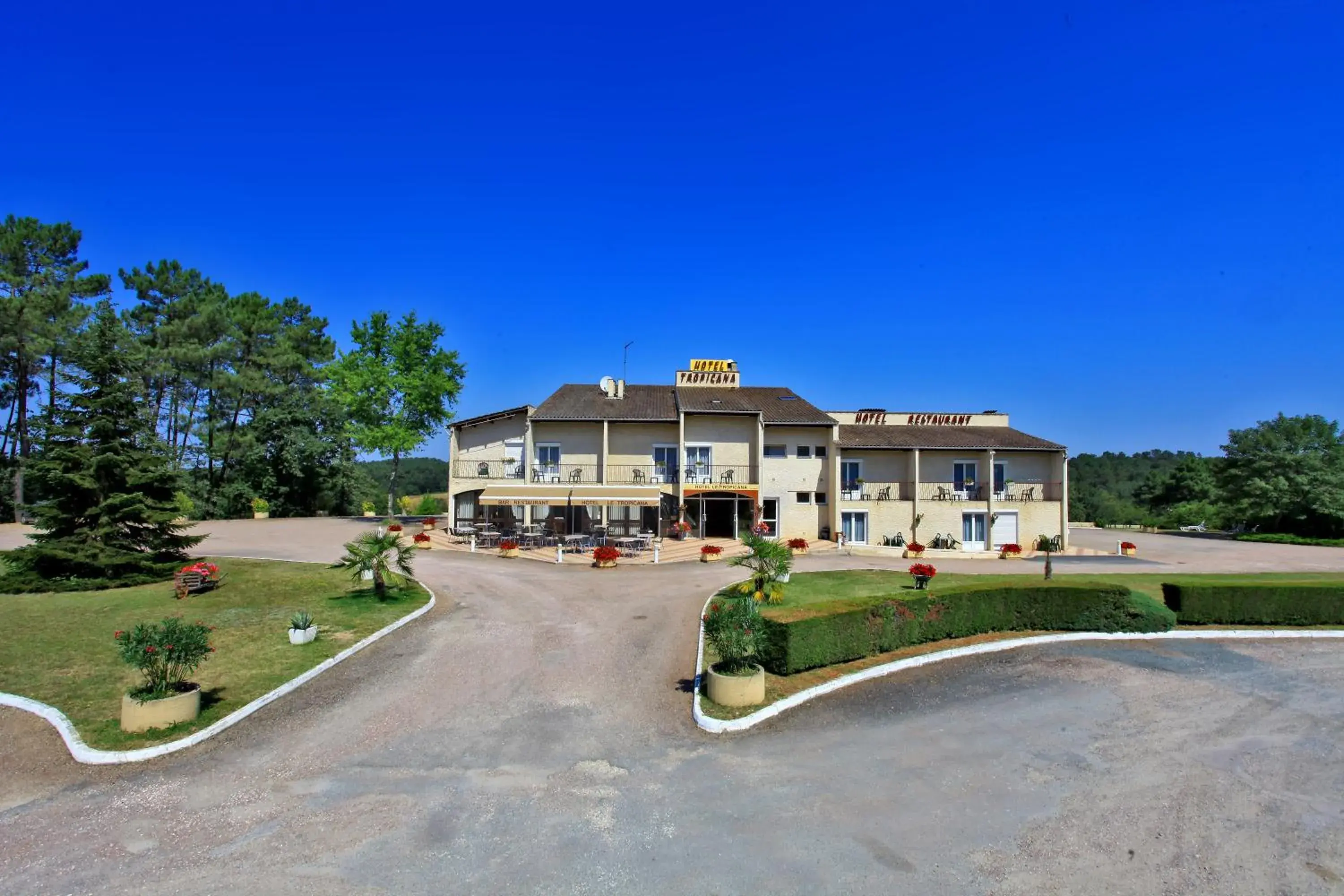 Facade/entrance in Hotel Restaurant Logis Le Tropicana Facade/entrance in Hotel Restaurant Logis Le Tropicana