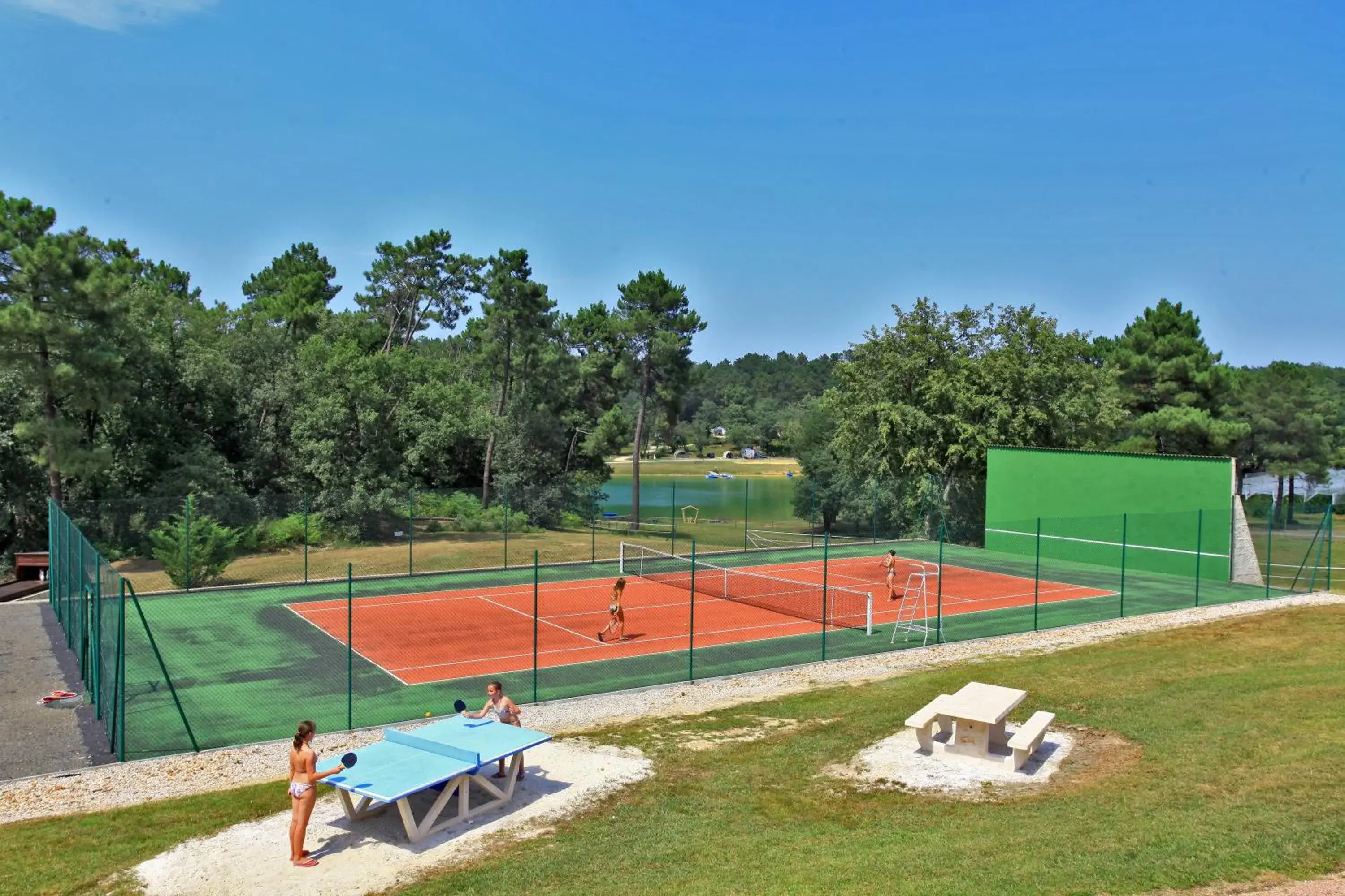 Table tennis in Hotel Restaurant Logis Le Tropicana Table tennis in Hotel Restaurant Logis Le Tropicana