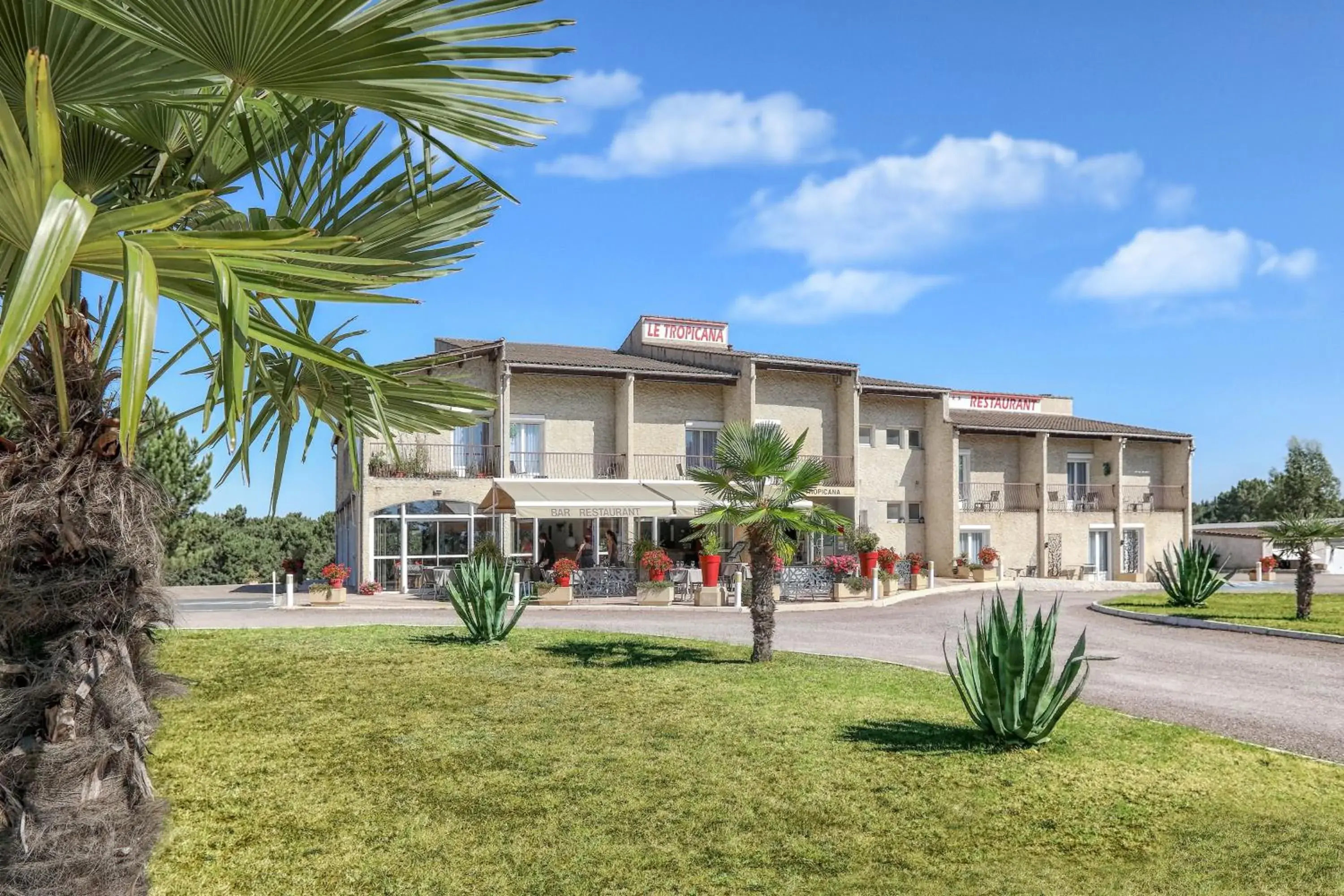 Facade/entrance in Hotel Restaurant Logis Le Tropicana Facade/entrance in Hotel Restaurant Logis Le Tropicana