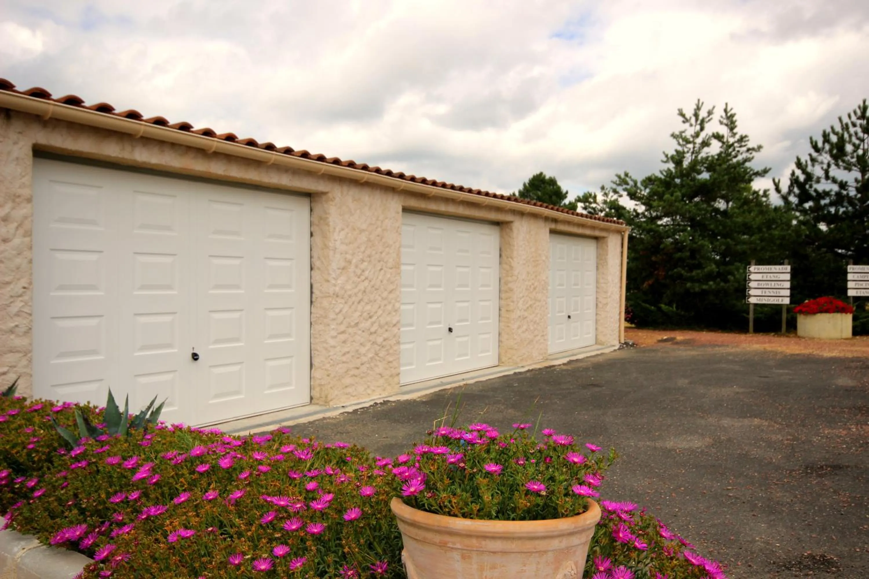 Parking in Hotel Restaurant Logis Le Tropicana