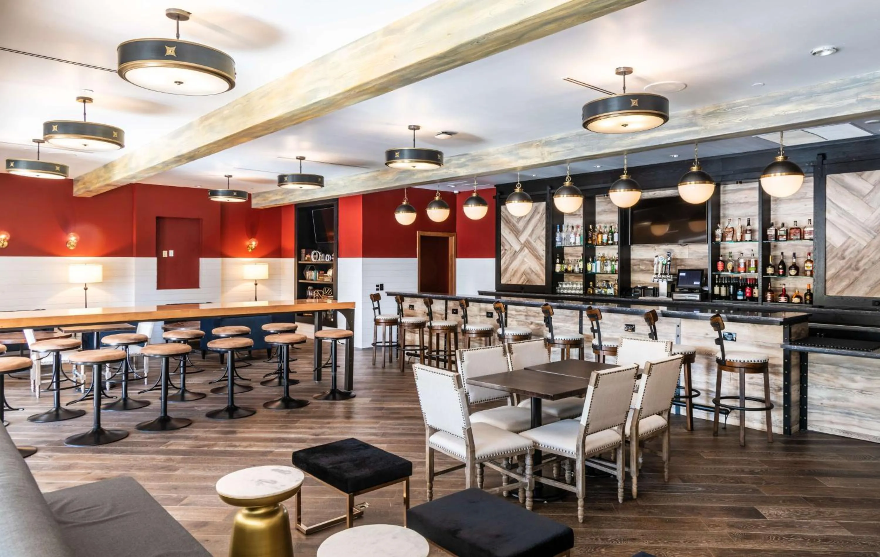 Lounge or bar in Cherry Valley Hotel