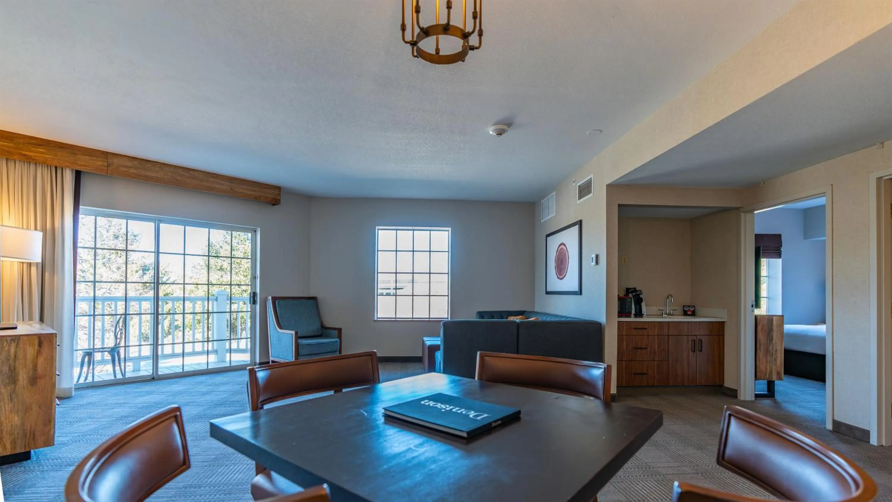 Living room in Cherry Valley Hotel