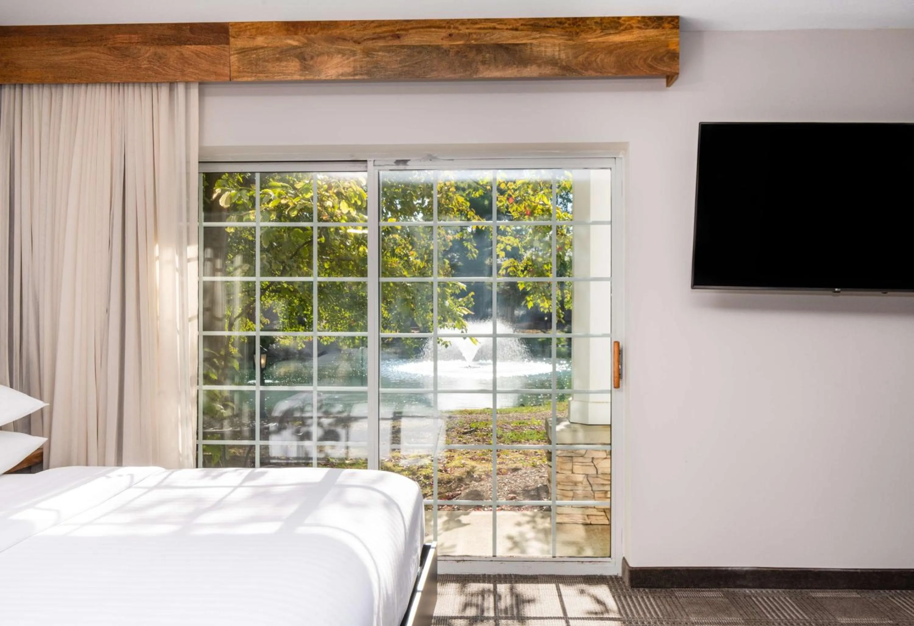 Photo of the whole room, Bed in Cherry Valley Hotel