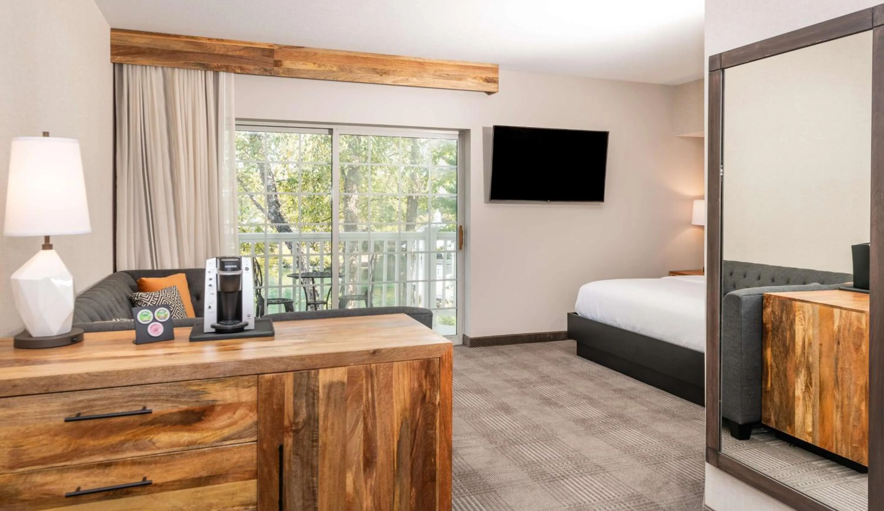 Photo of the whole room, Bed in Cherry Valley Hotel