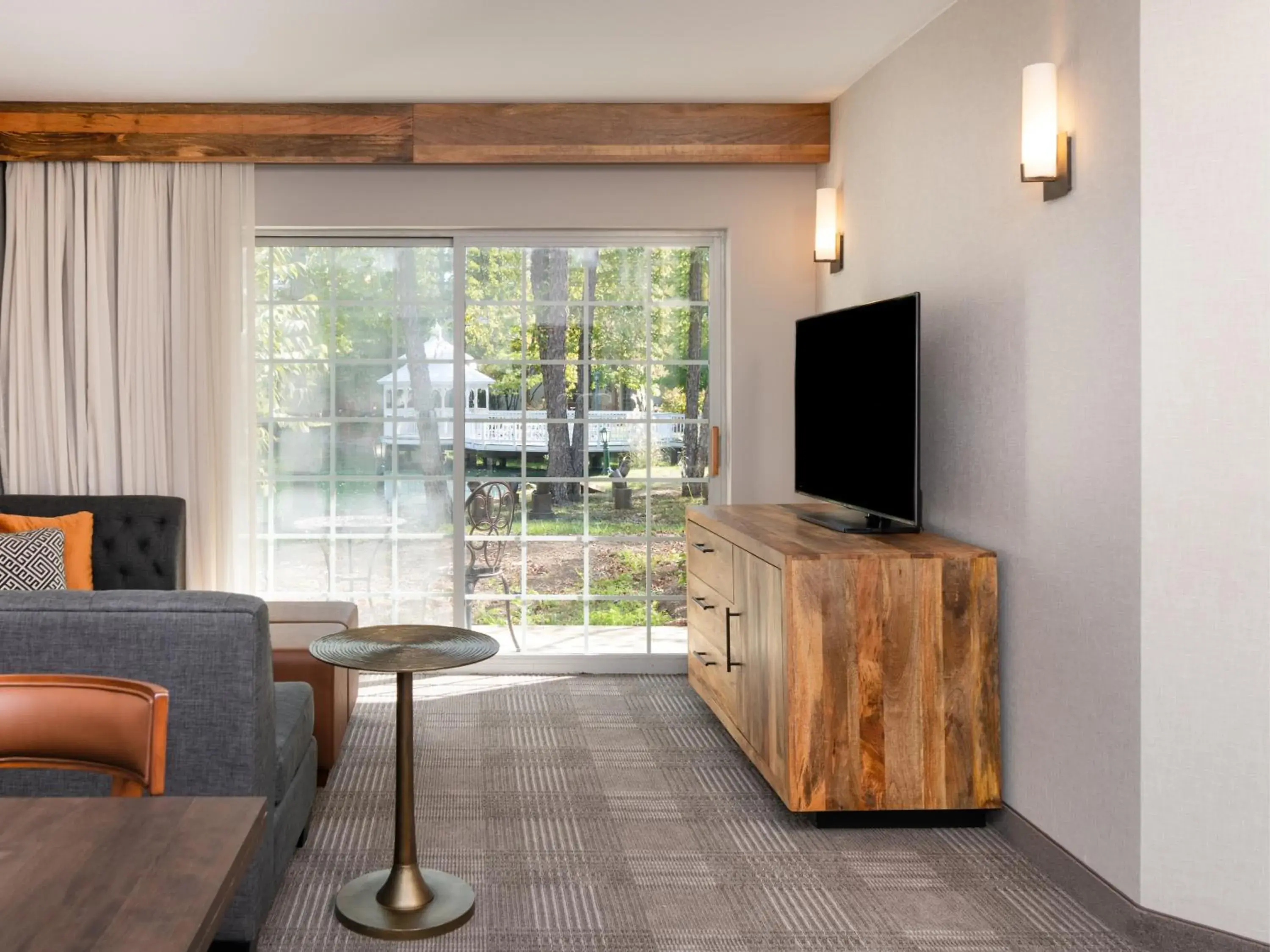 King Suite with Sofa Bed and Patio in Cherry Valley Hotel King Suite with Sofa Bed and Patio in Cherry Valley Hotel