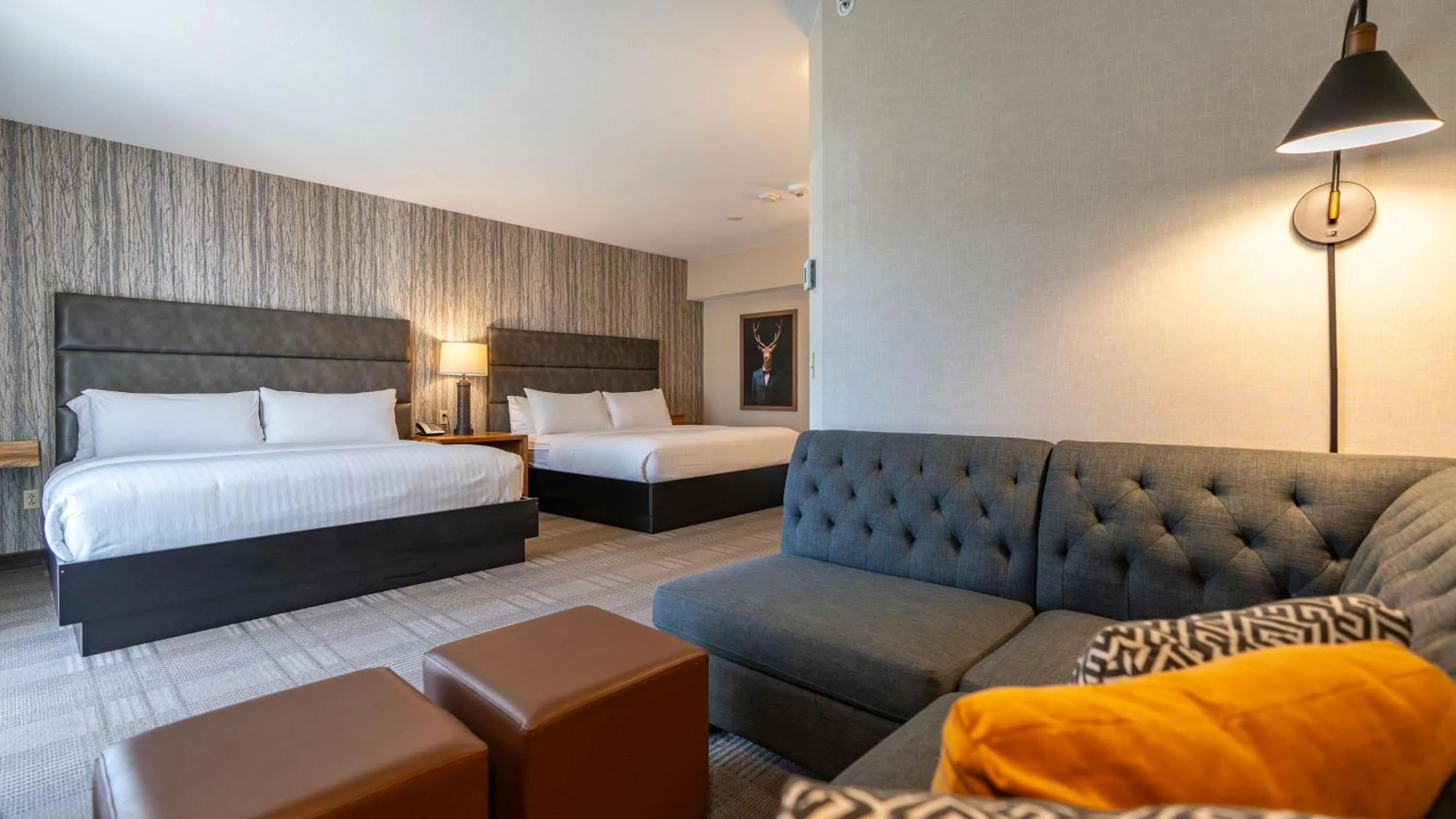 Photo of the whole room, Bed in Cherry Valley Hotel