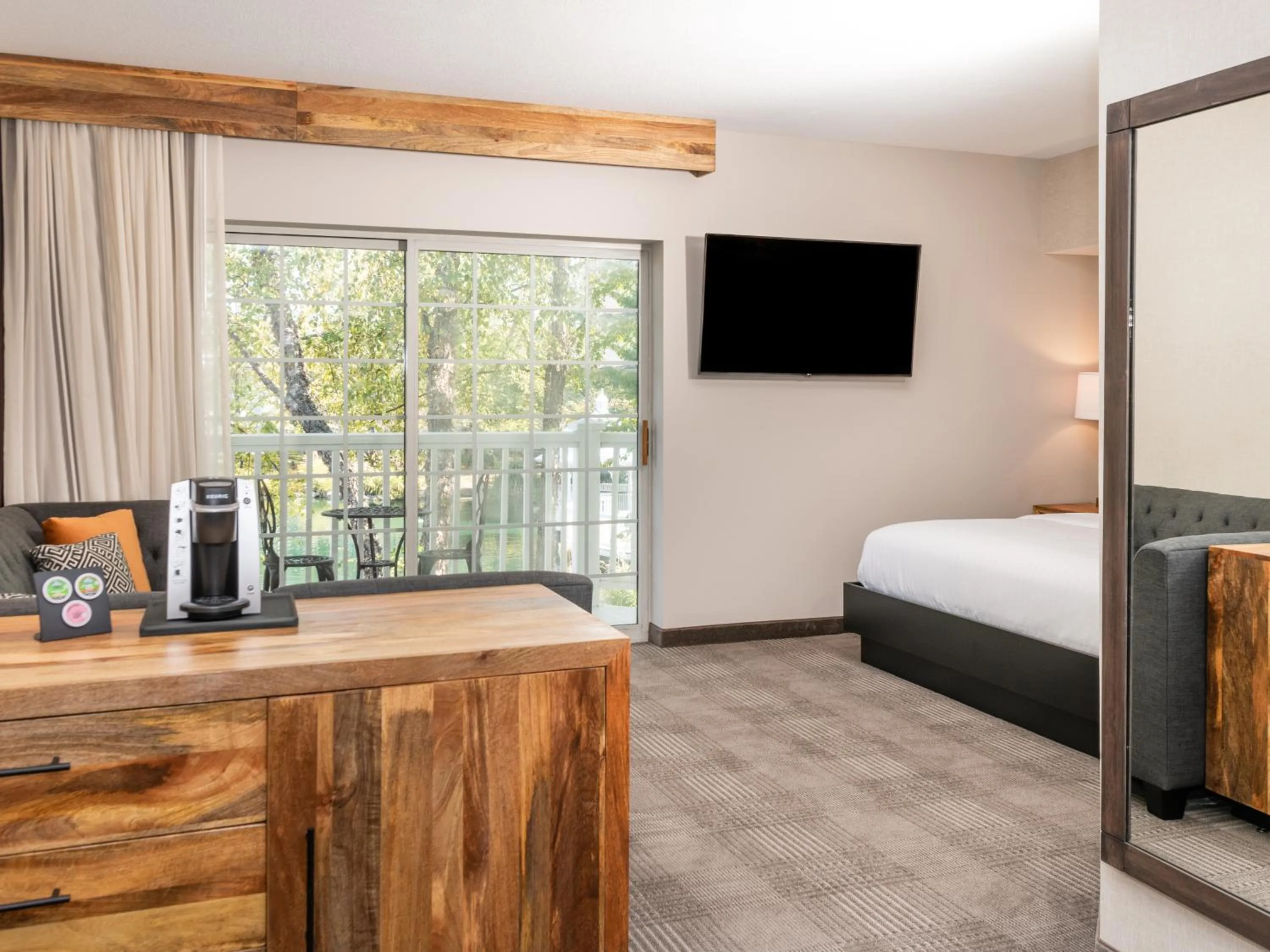 Balcony/Terrace, Bed in Cherry Valley Hotel