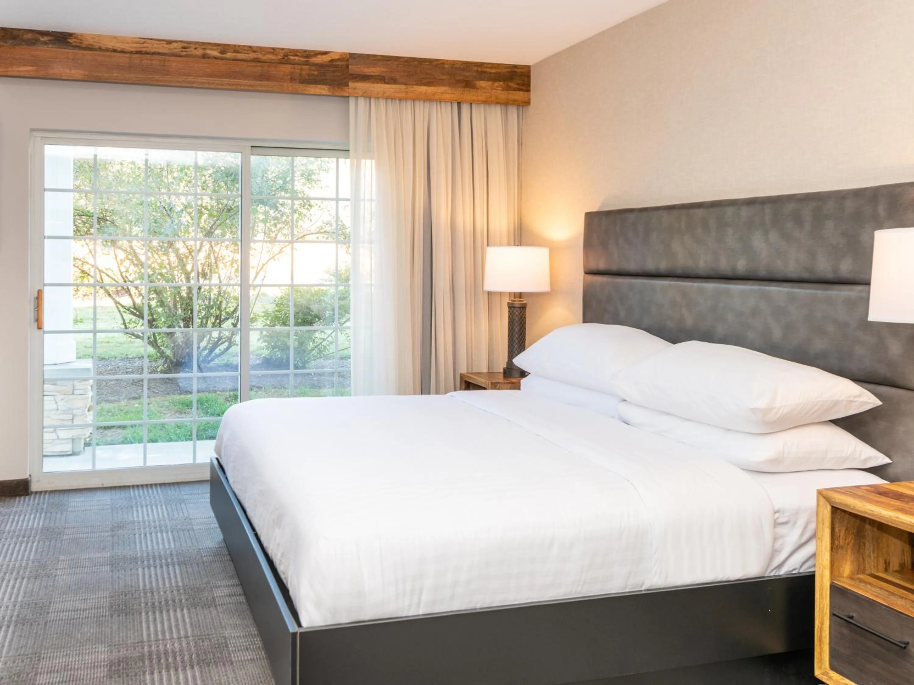 Patio, Bed in Cherry Valley Hotel