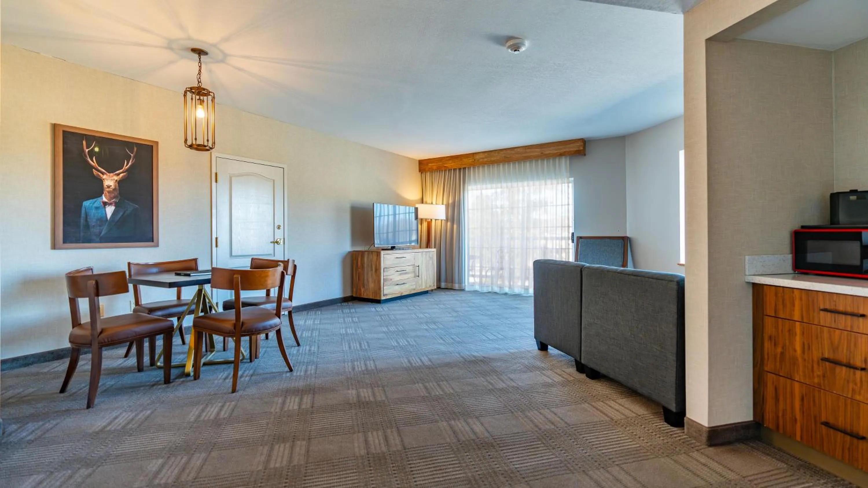 TV and multimedia in Cherry Valley Hotel