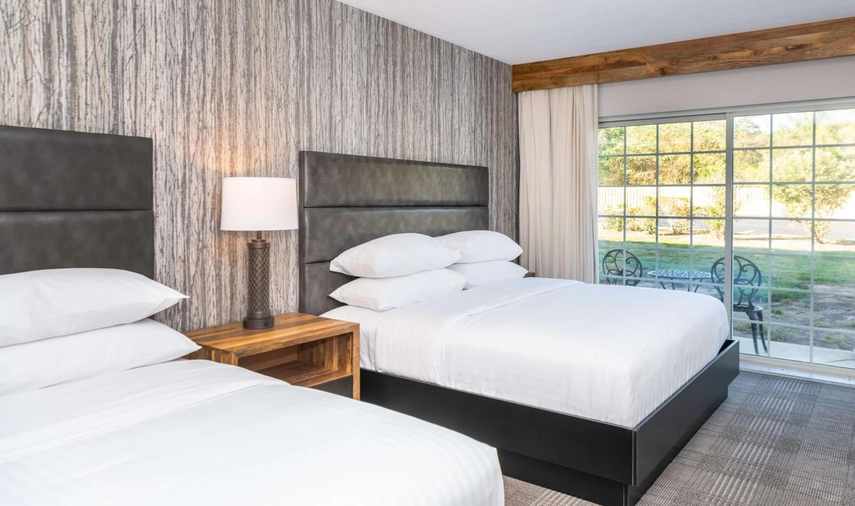 Bedroom, Bed in Cherry Valley Hotel