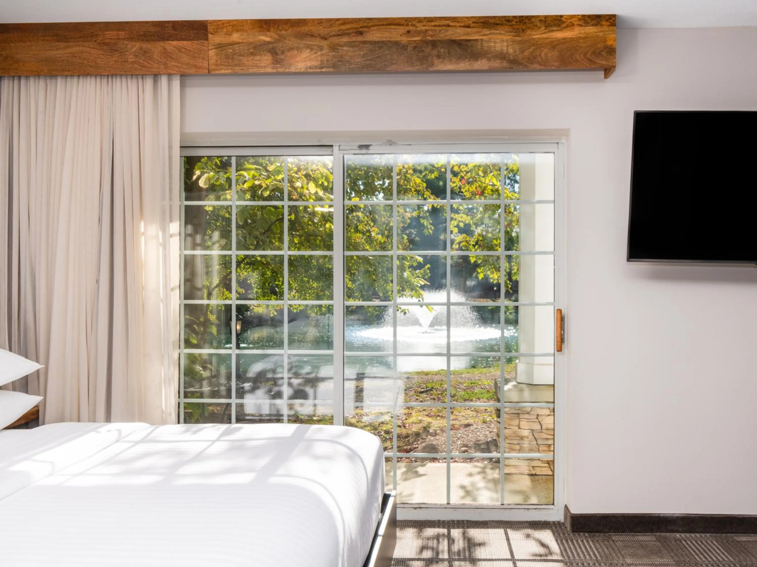 TV and multimedia, Bed in Cherry Valley Hotel