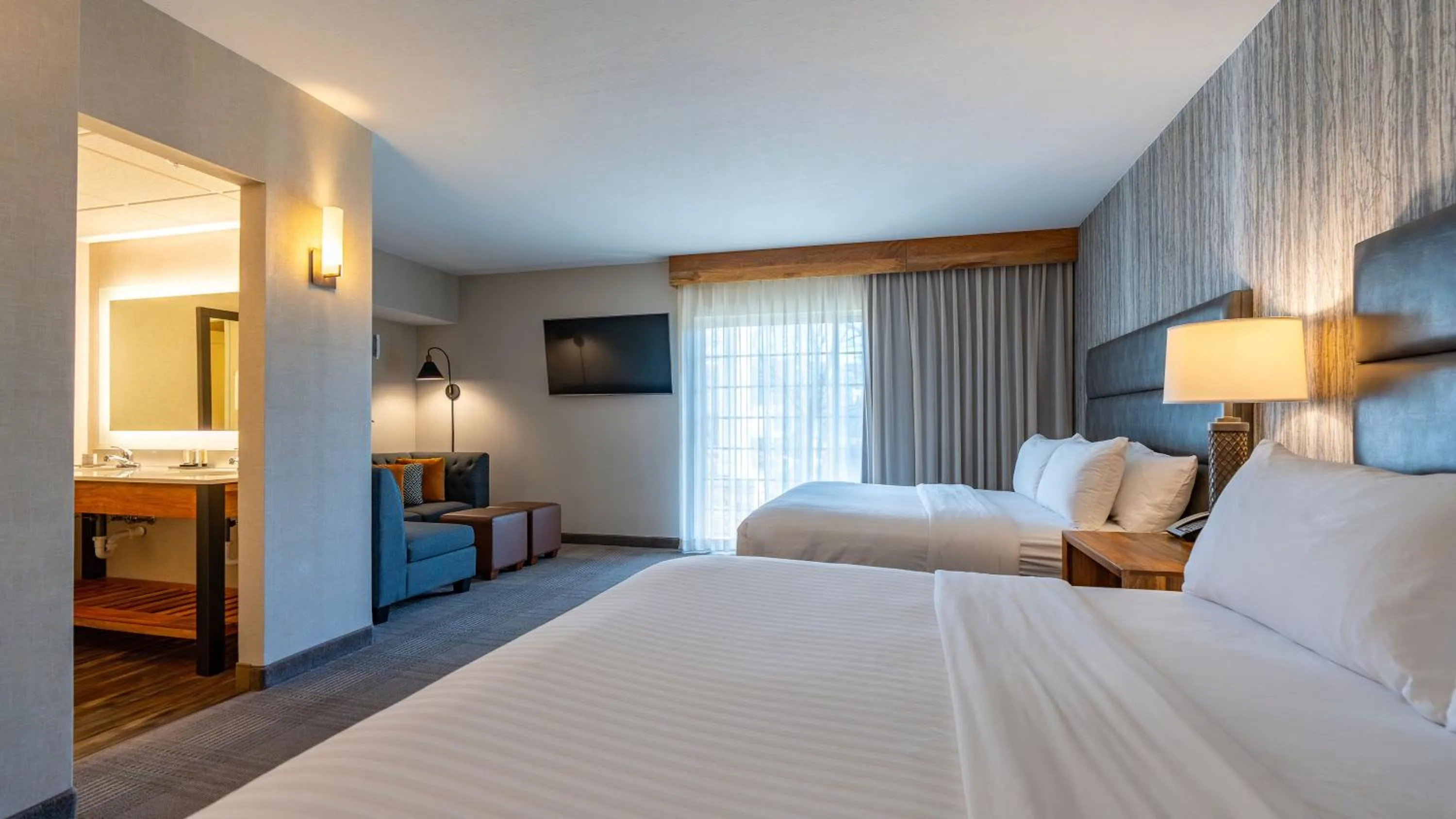 Photo of the whole room, Bed in Cherry Valley Hotel