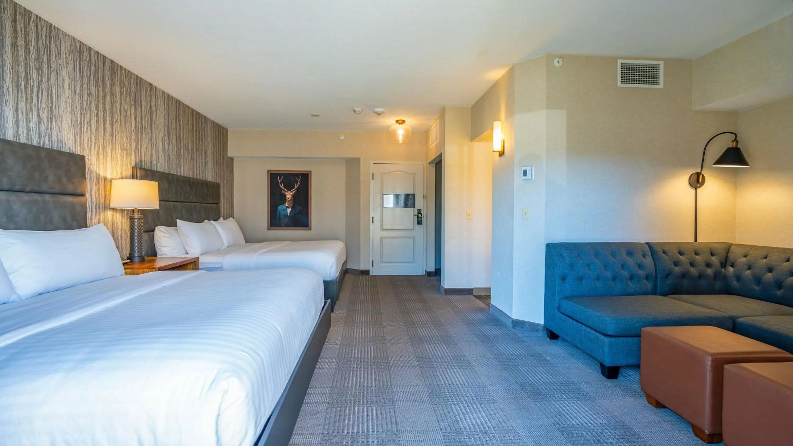 Photo of the whole room, Bed in Cherry Valley Hotel