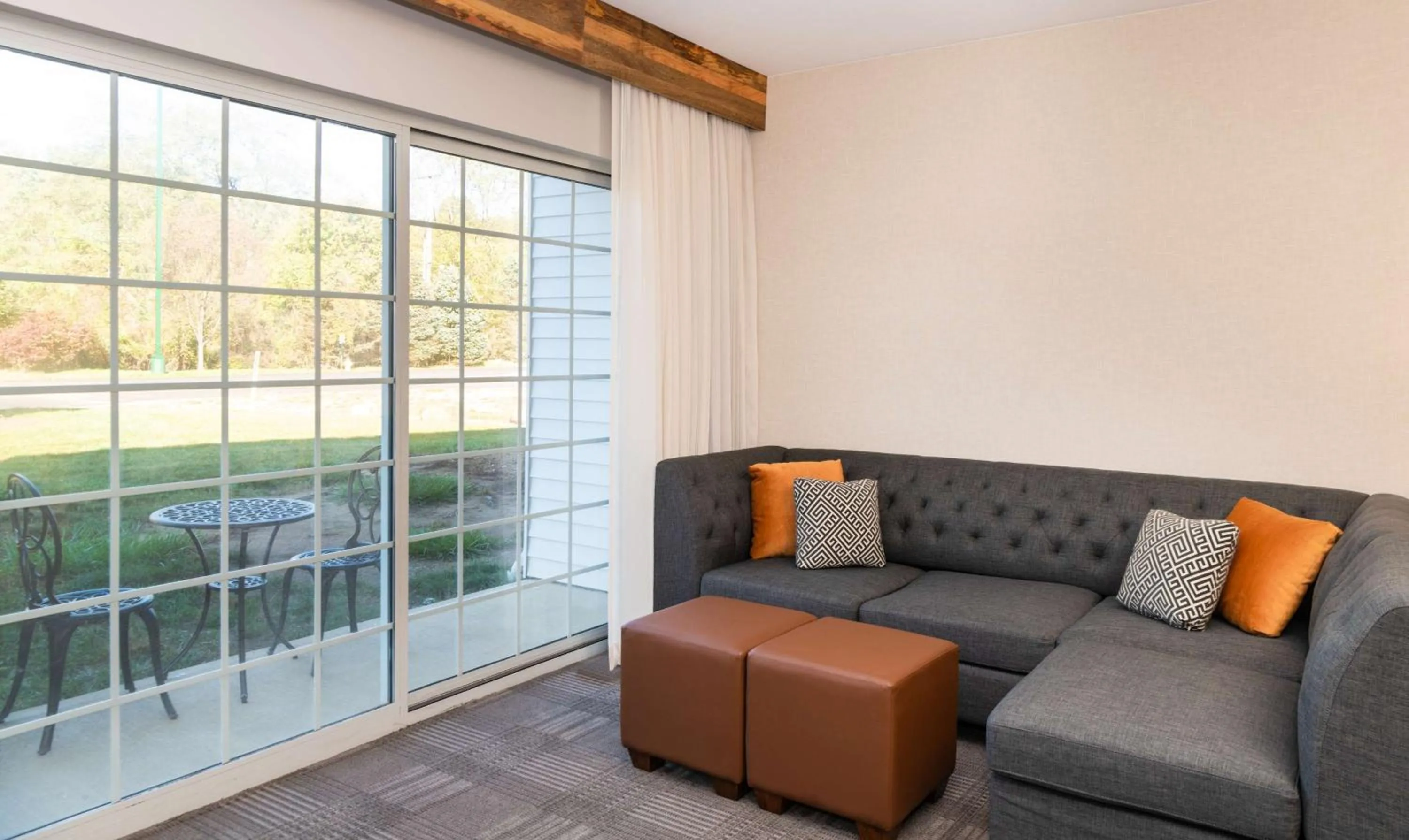 Living room in Cherry Valley Hotel