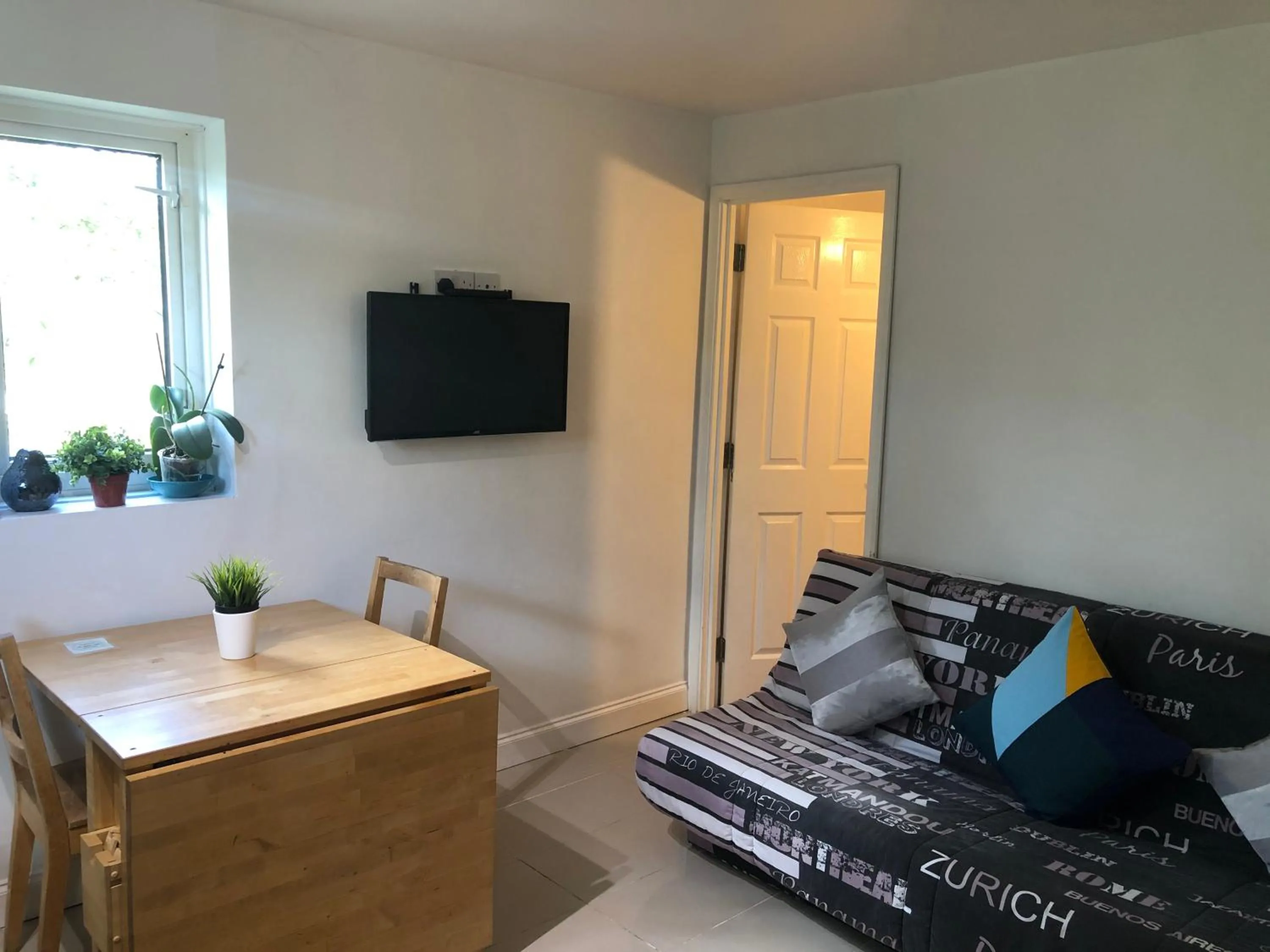 Cosy 2 bedroom Apartment -Heathrow Airport