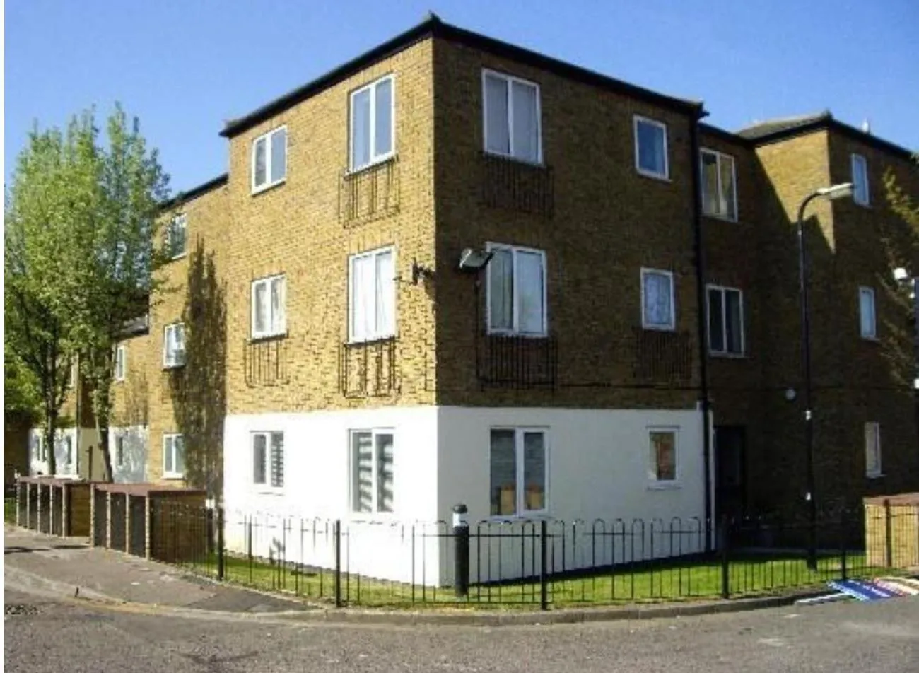 Property building in Cosy 2 bedroom Apartment -Heathrow Airport
