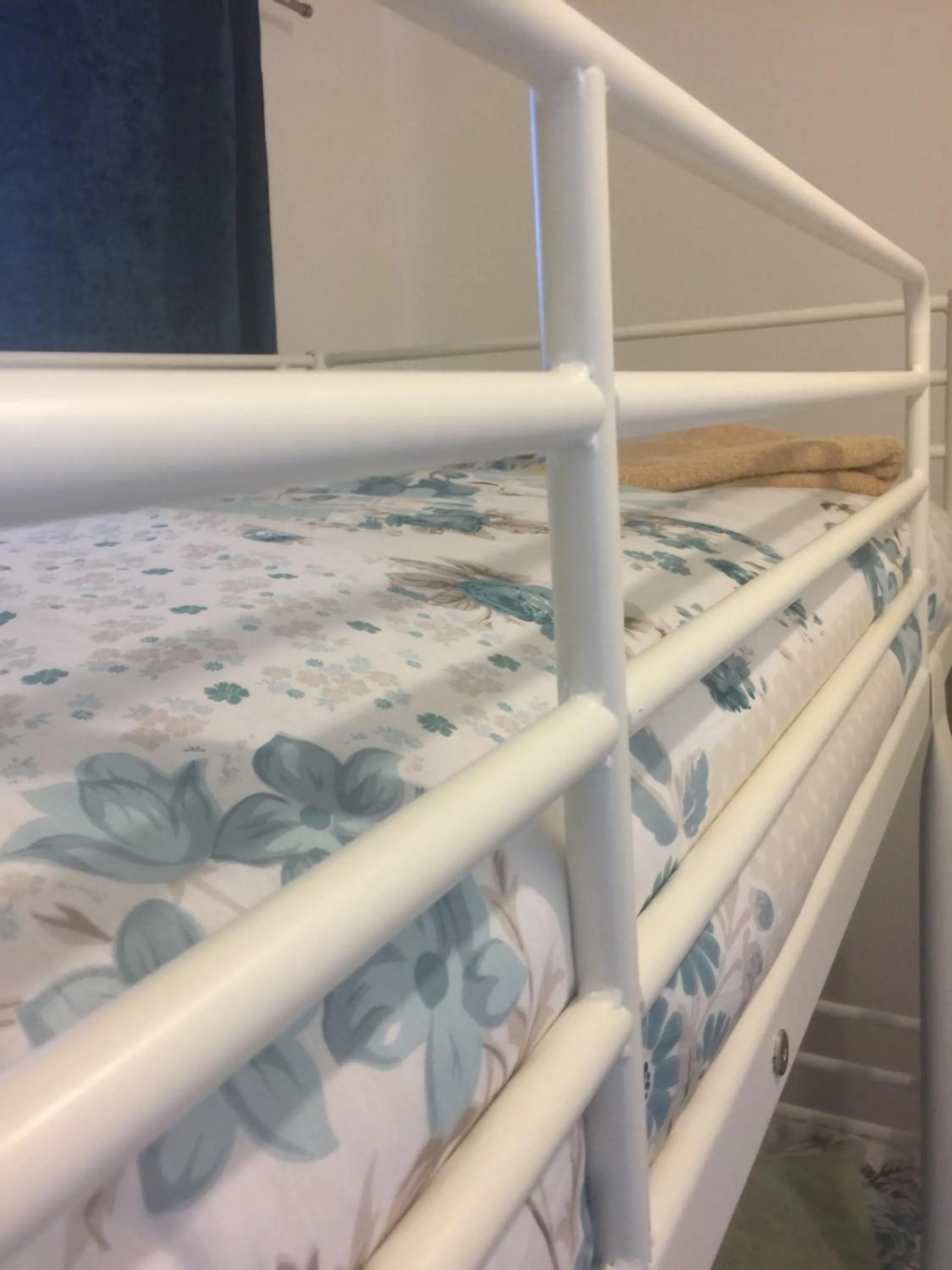 Bed in Cosy 2 bedroom Apartment -Heathrow Airport