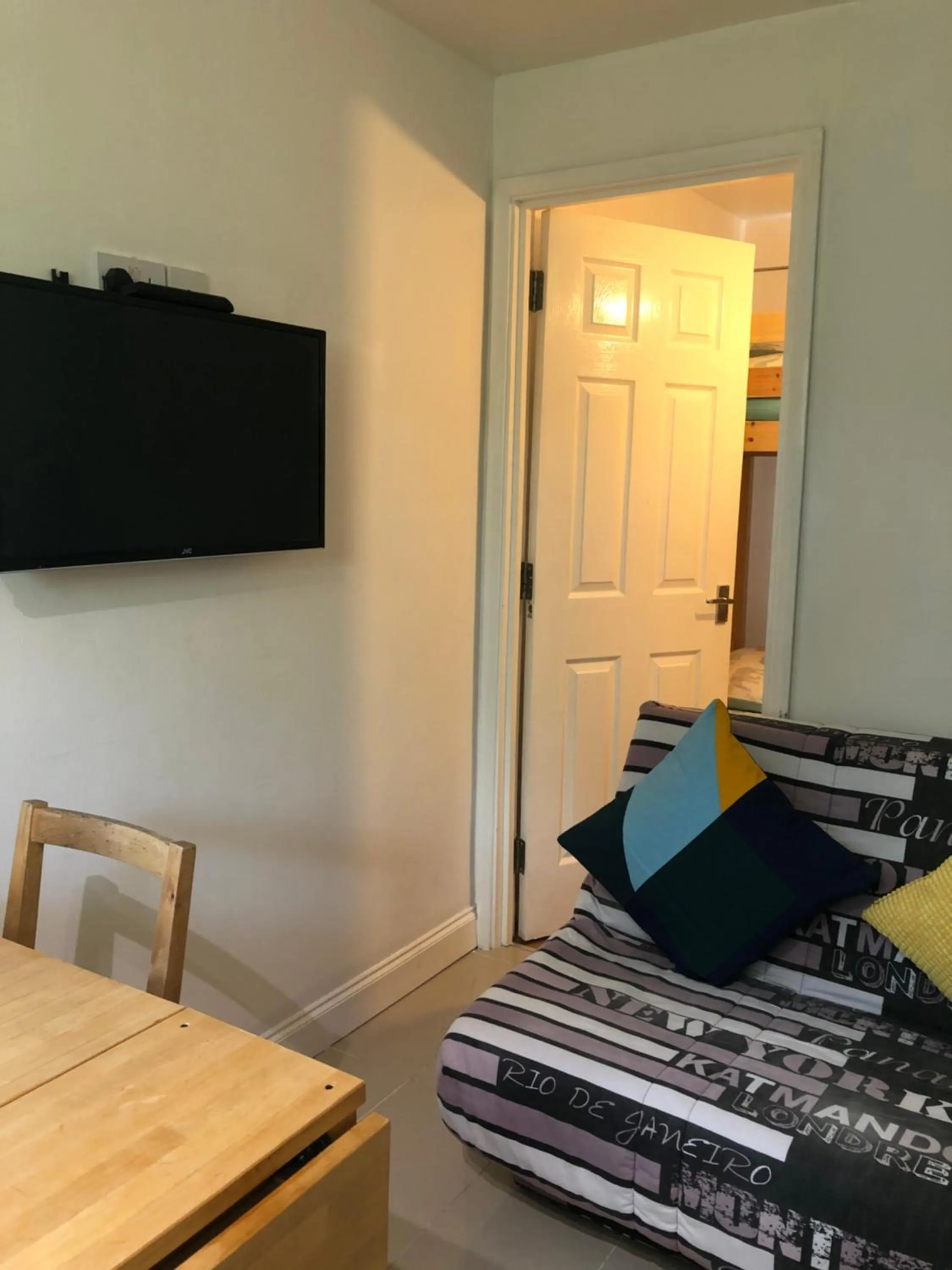 Bed in Cosy 2 bedroom Apartment -Heathrow Airport