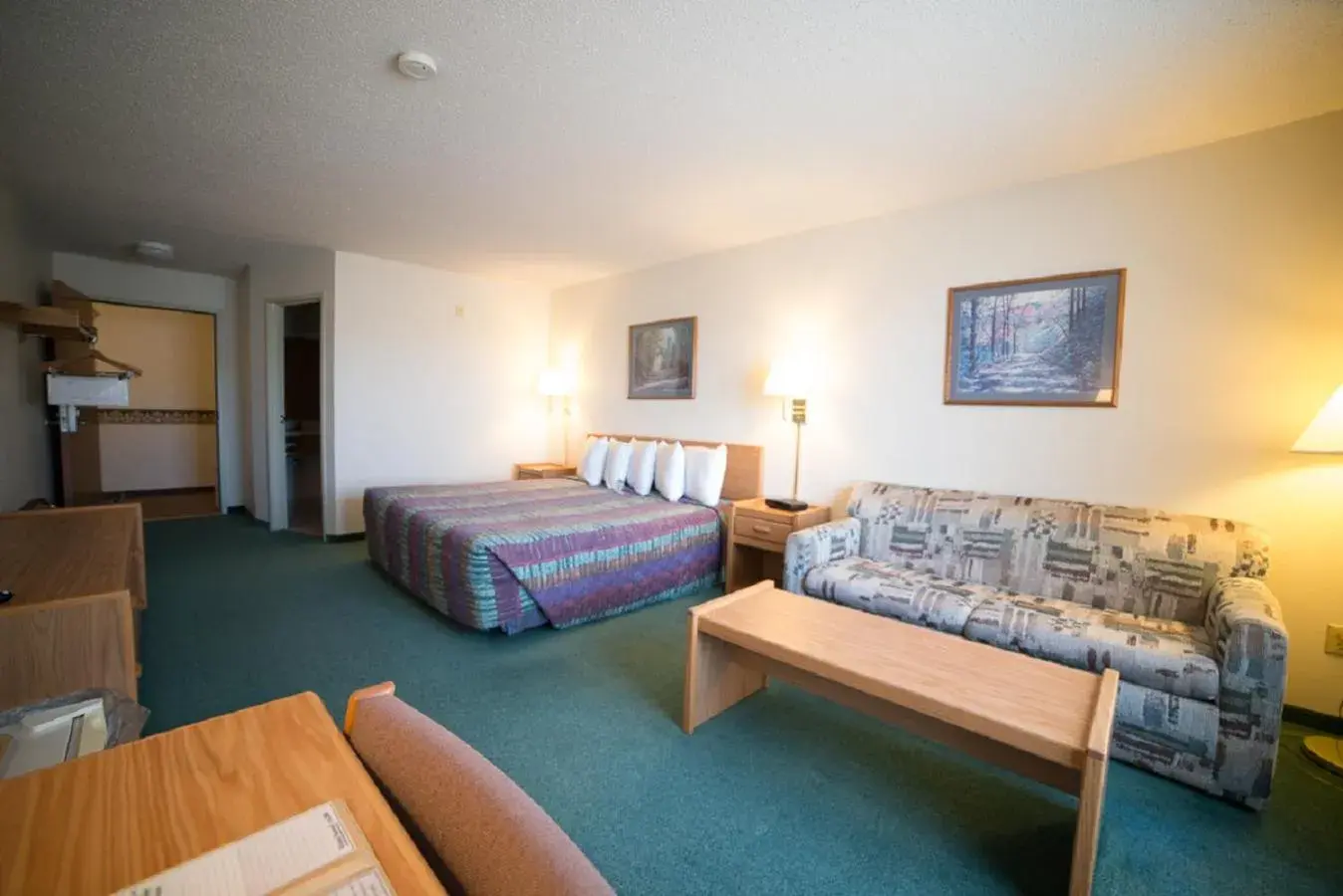 King Room in River Valley Inn & Suites King Room in River Valley Inn & Suites