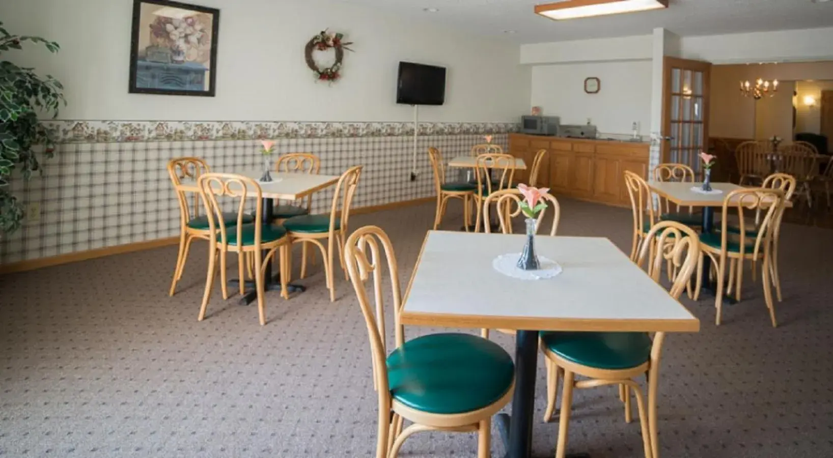 Restaurant/places to eat in River Valley Inn & Suites Restaurant/places to eat in River Valley Inn & Suites