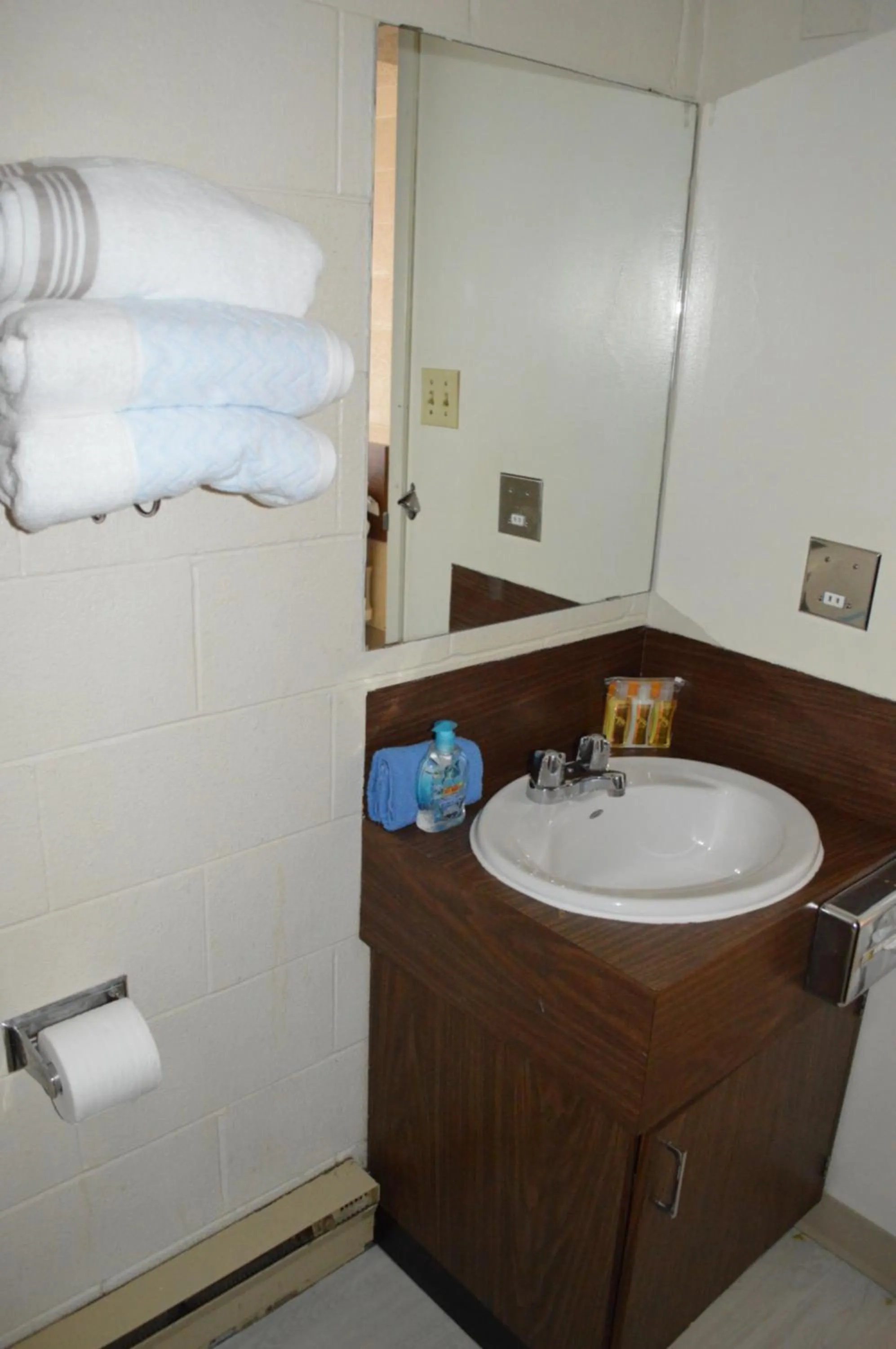 Bathroom in A1 Motel And Campground