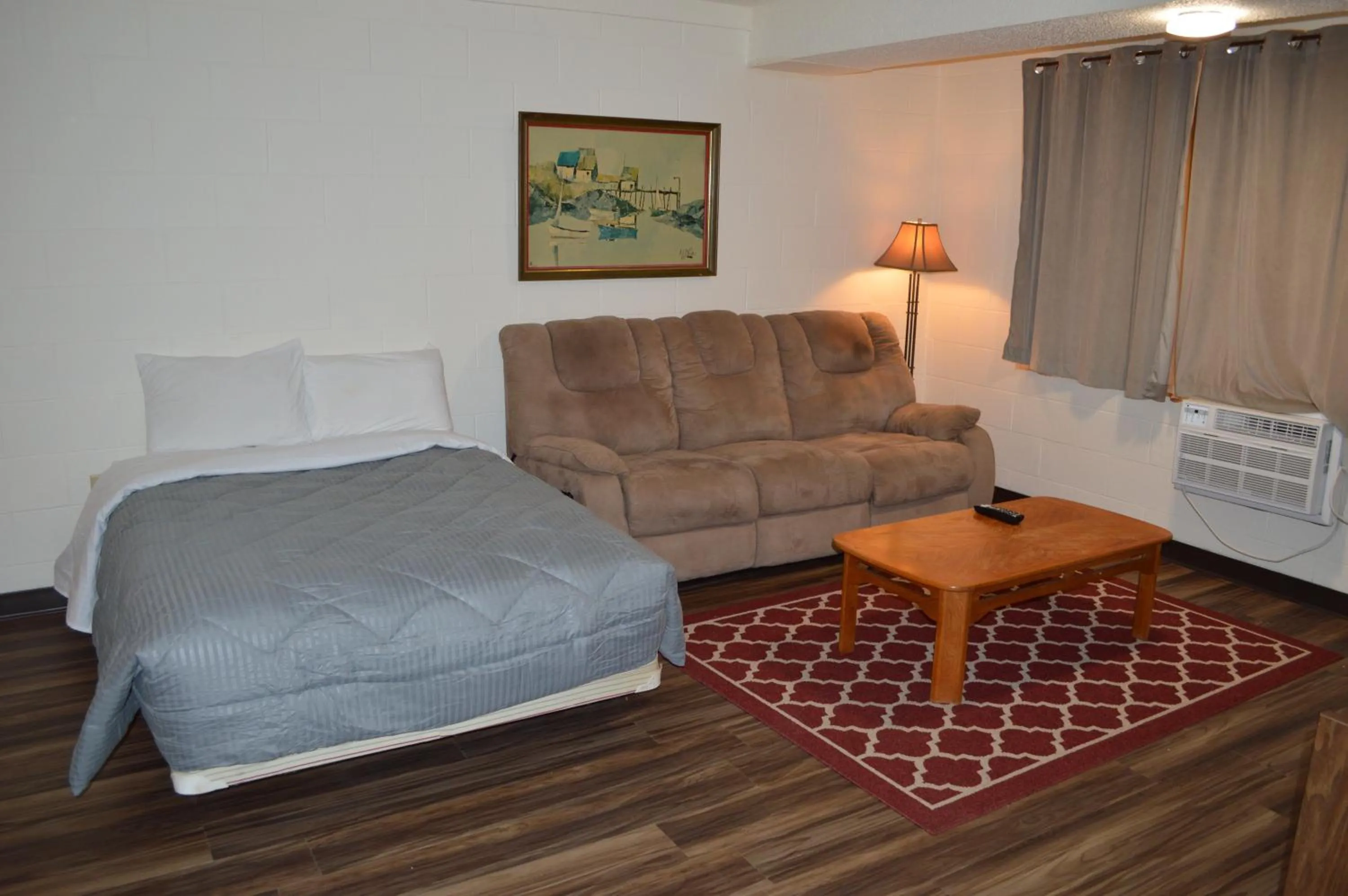 Living room in A1 Motel And Campground