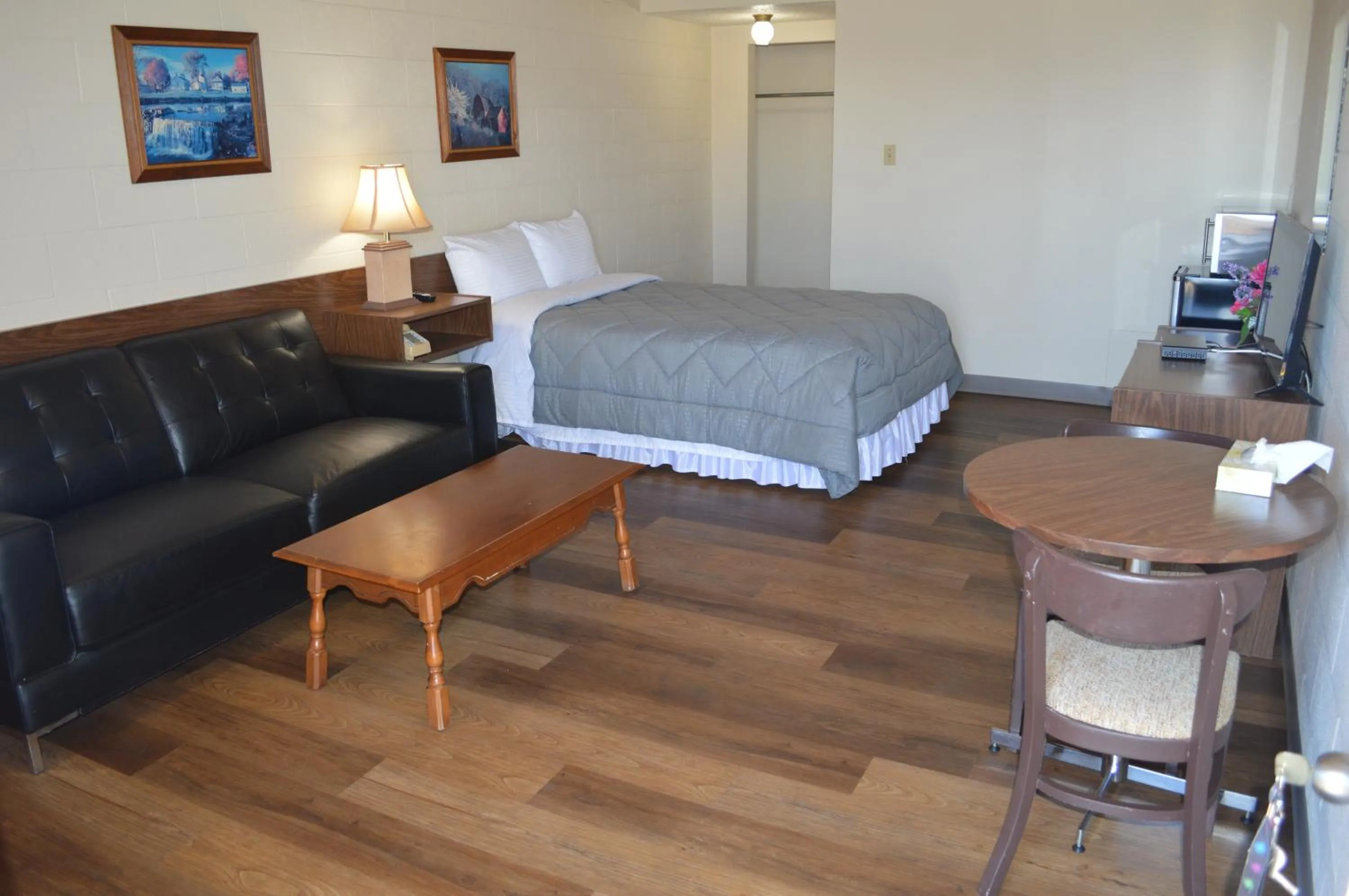 Bedroom, Bed in A1 Motel And Campground