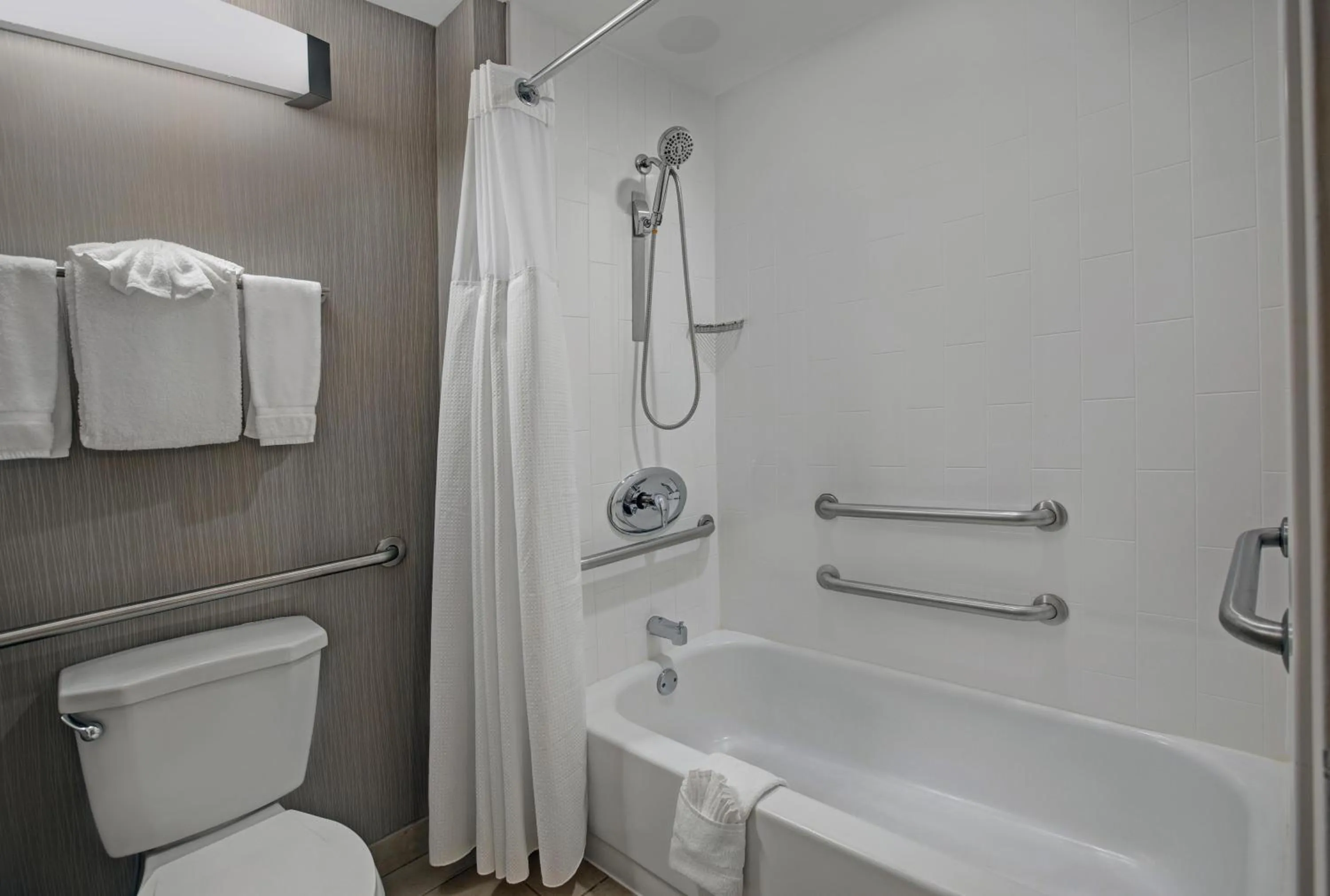 Bathroom in Homewood Suites by Hilton Chicago-Lincolnshire