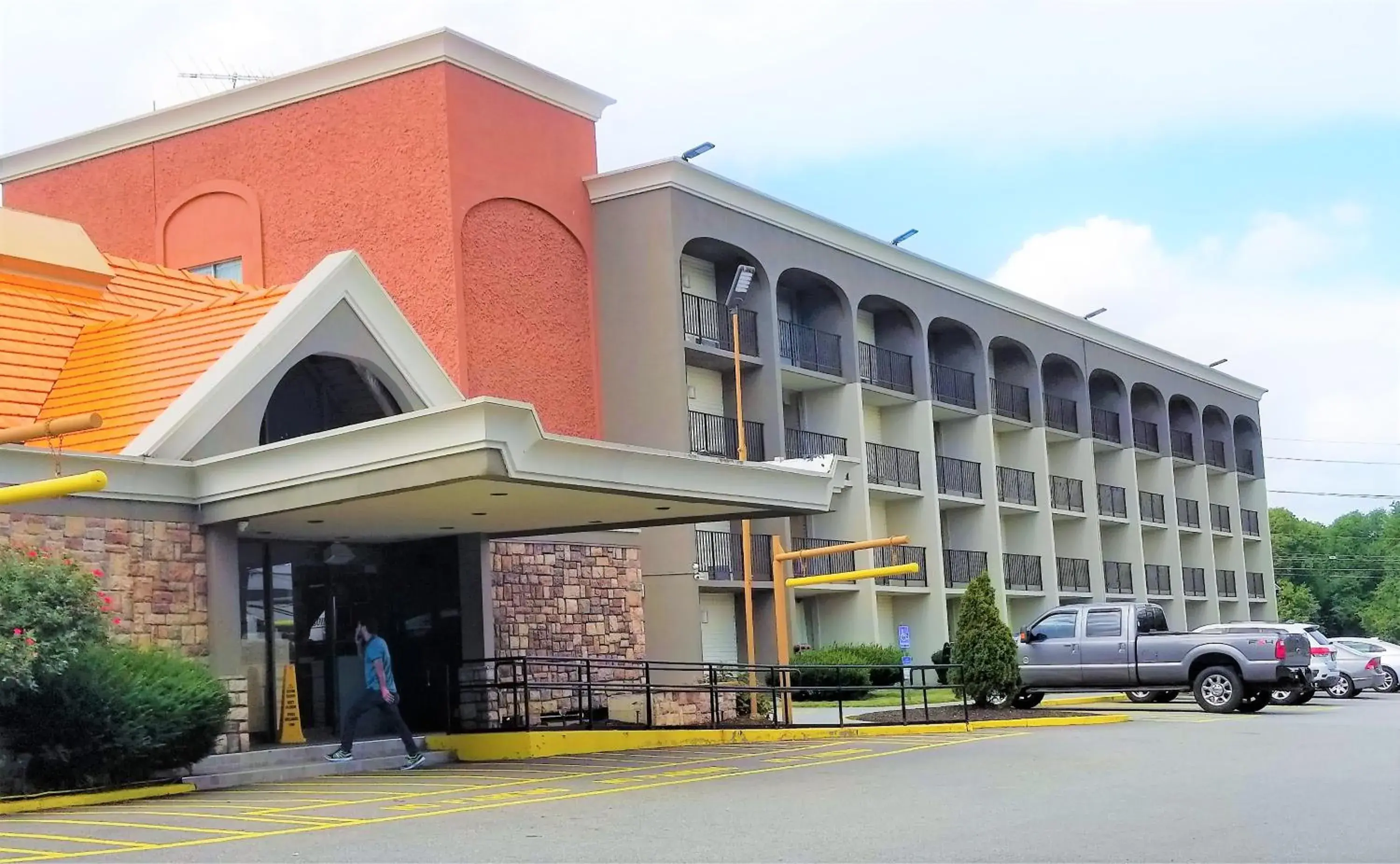 Property building in Howard Johnson by Wyndham Clifton NJ Property building in Howard Johnson by Wyndham Clifton NJ