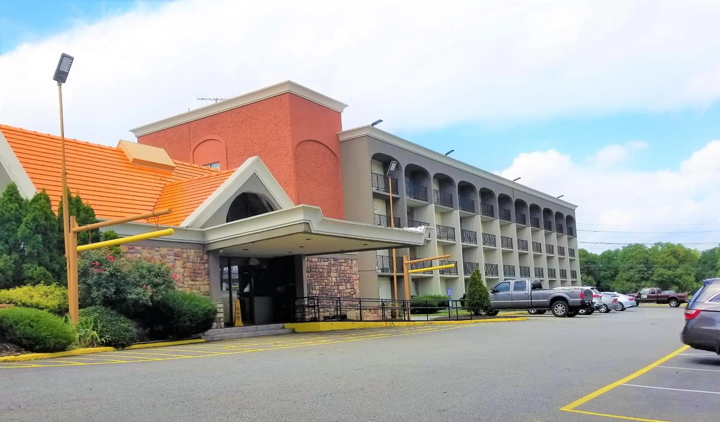 Property building in Howard Johnson by Wyndham Clifton NJ Property building in Howard Johnson by Wyndham Clifton NJ