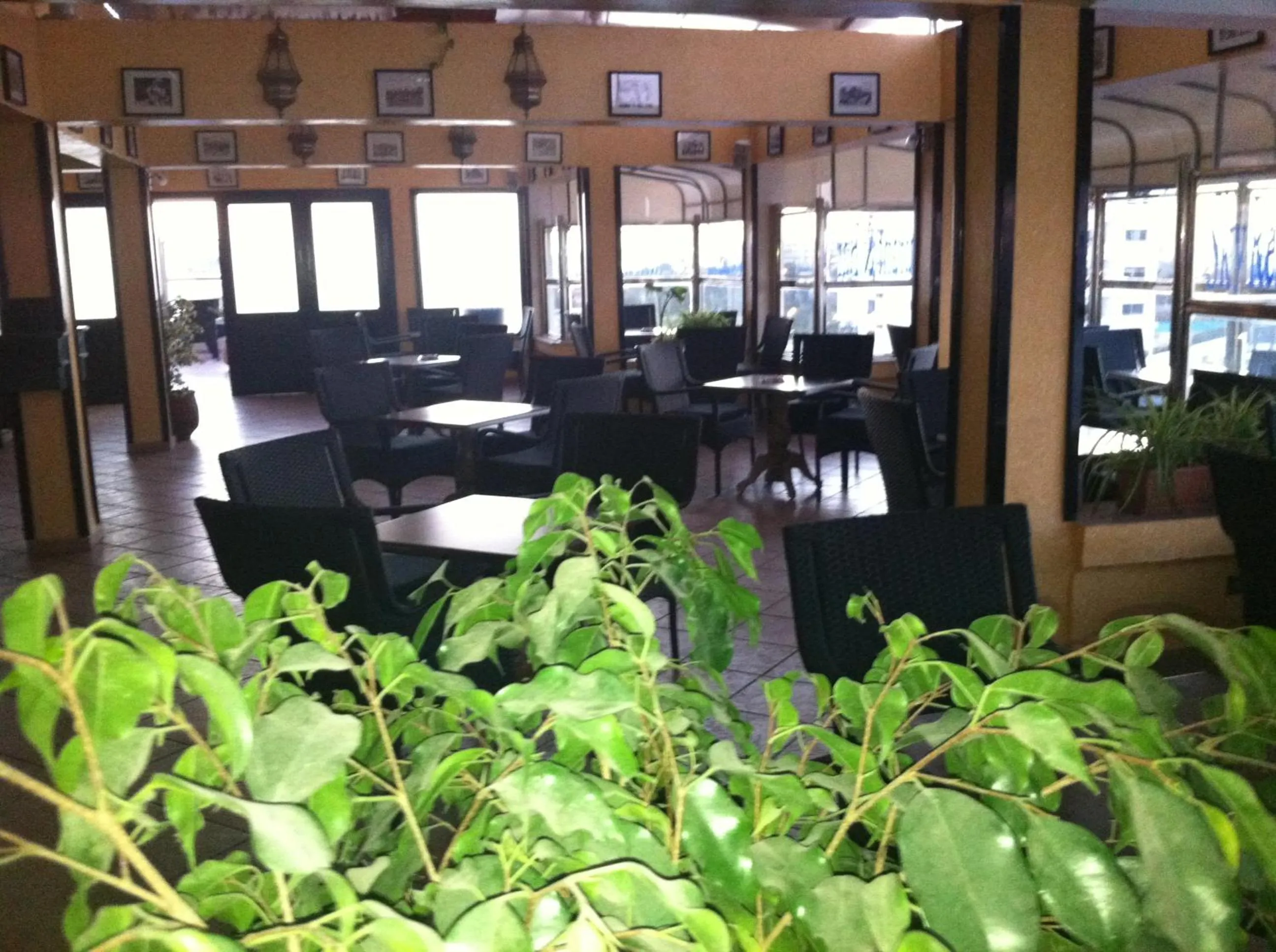 Restaurant/places to eat in New Farah Hotel