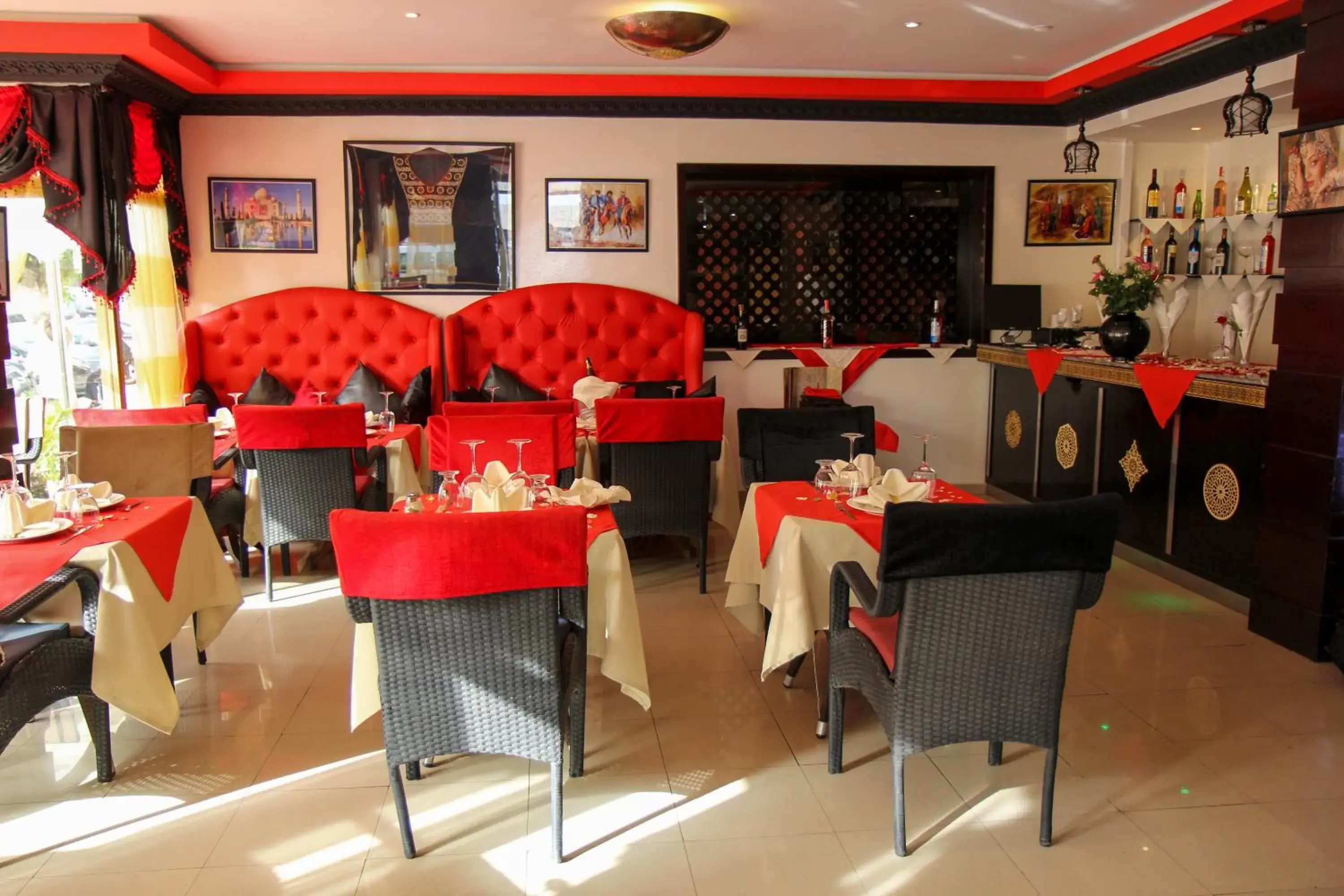 Restaurant/Places to Eat in New Farah Hotel