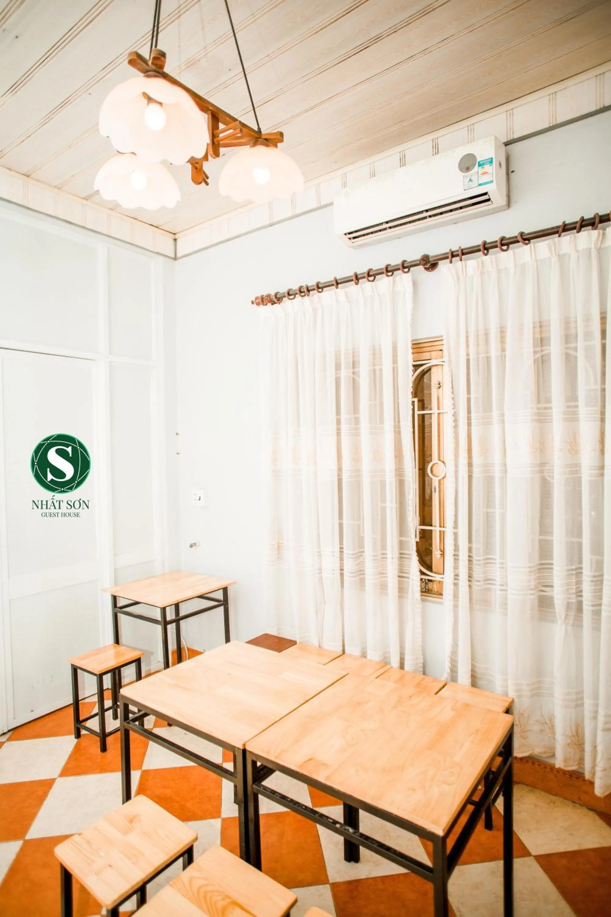 Dining area in Nhat Son Guesthouse