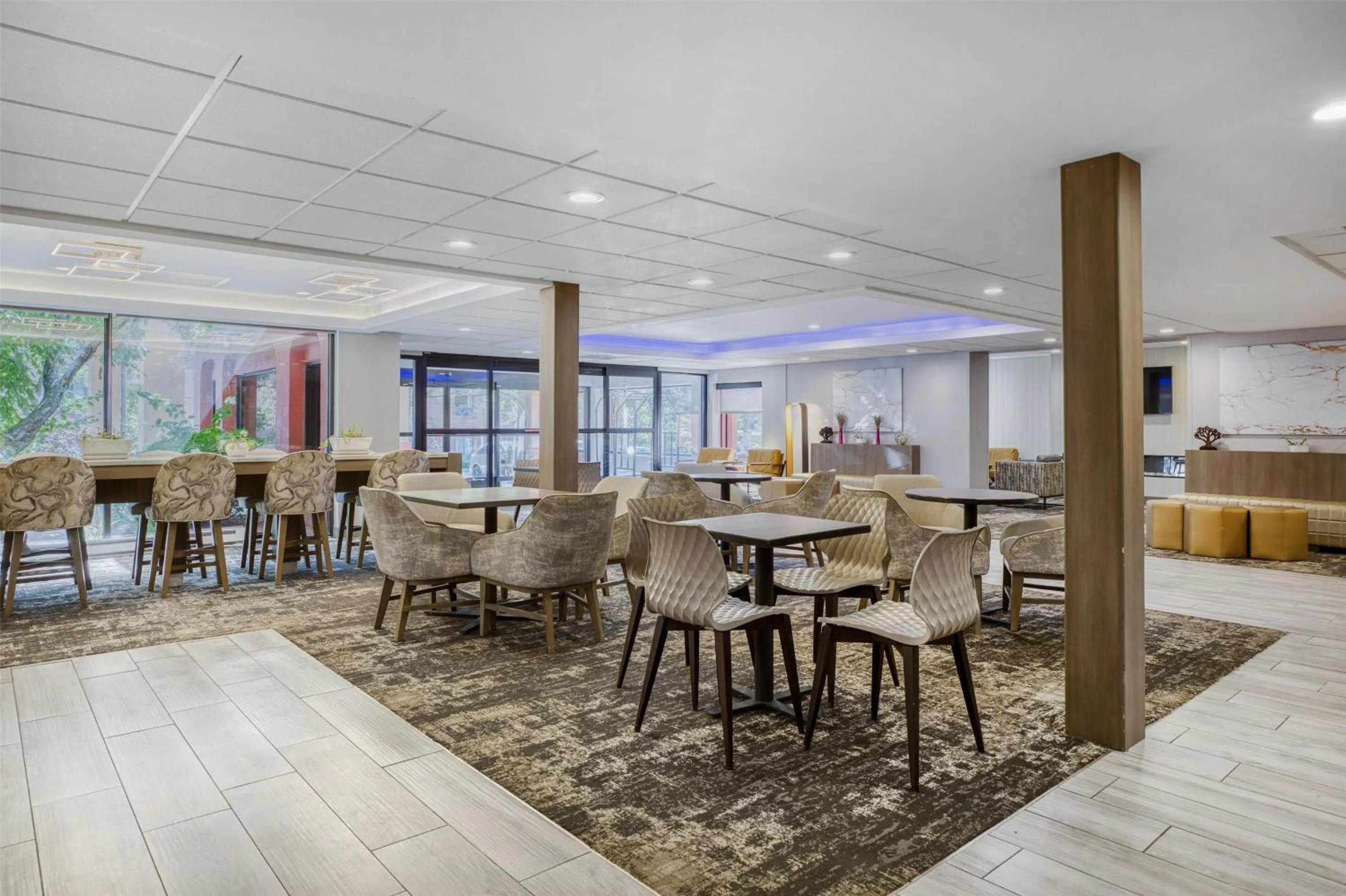 Lobby or reception in SureStay Plus Hotel by Best Western Chicago Lombard