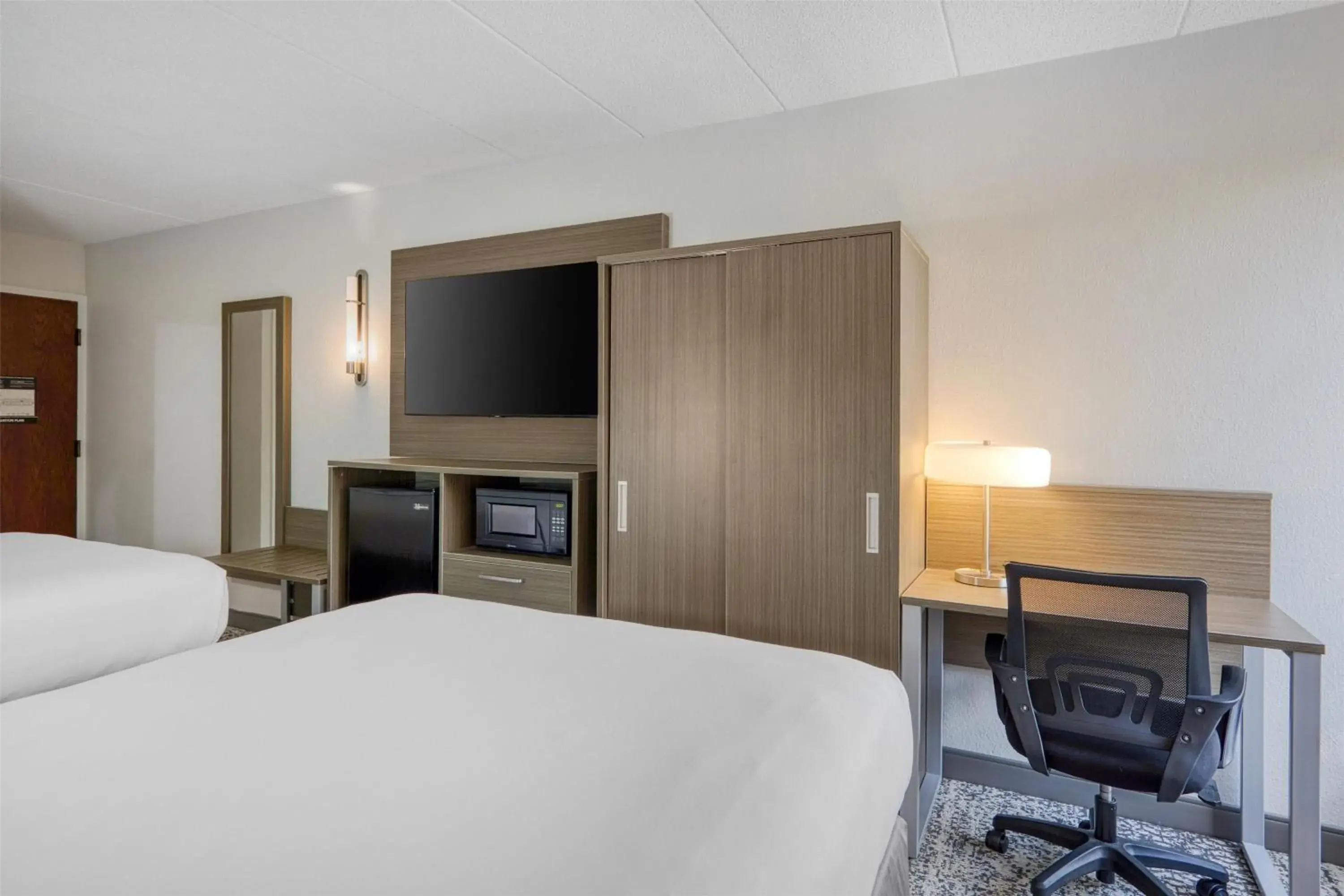 Bedroom, Bed in SureStay Plus Hotel by Best Western Chicago Lombard Bedroom, Bed in SureStay Plus Hotel by Best Western Chicago Lombard