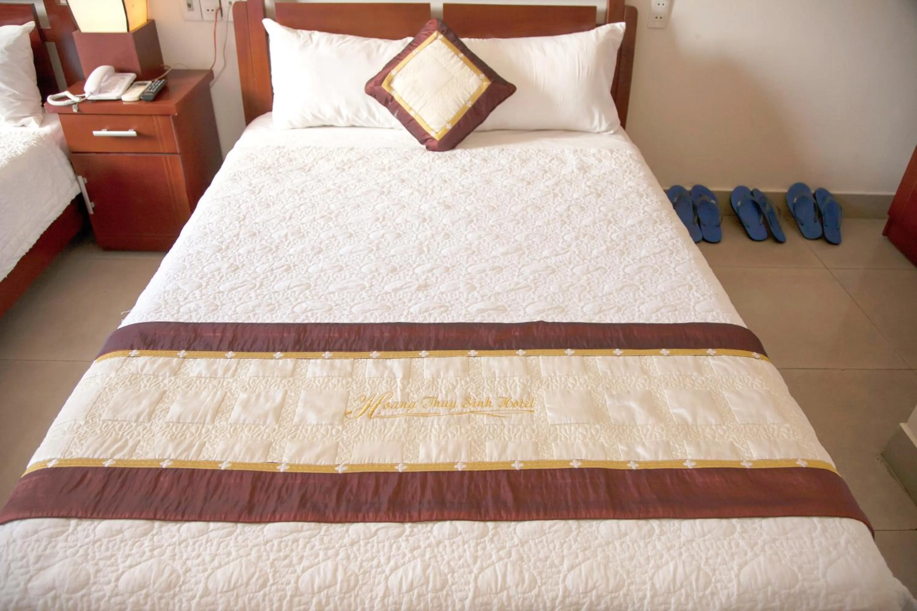 Bed in Hoang Thuy Sinh Hotel