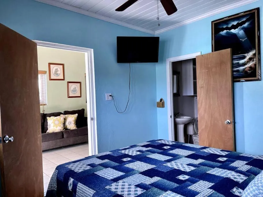 Photo of the whole room, Bed in Dawson’s Hideaway