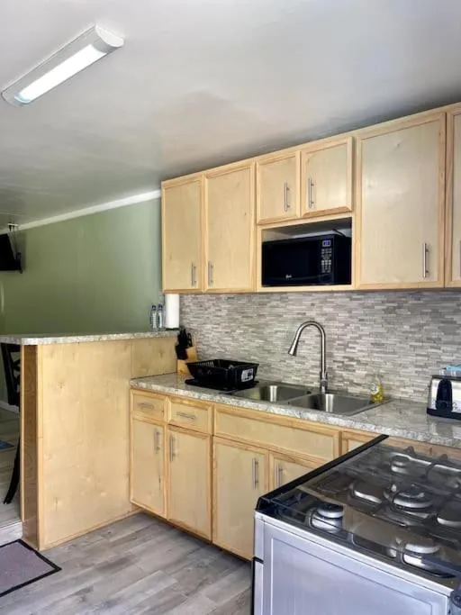Kitchen or kitchenette in Dawson’s Hideaway