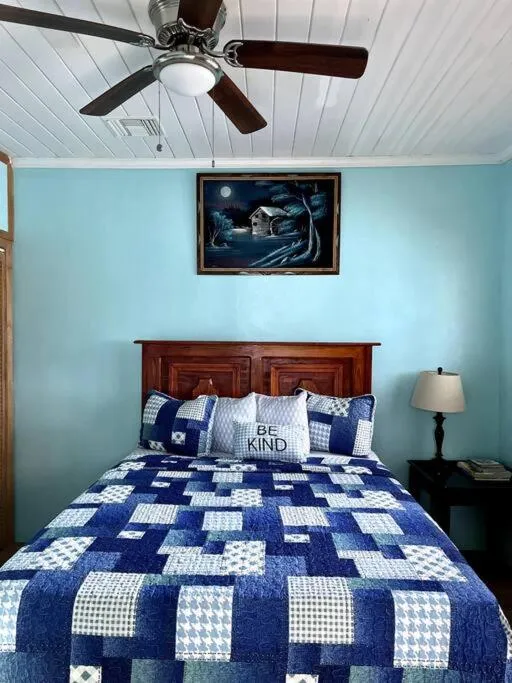 Photo of the whole room, Bed in Dawson’s Hideaway