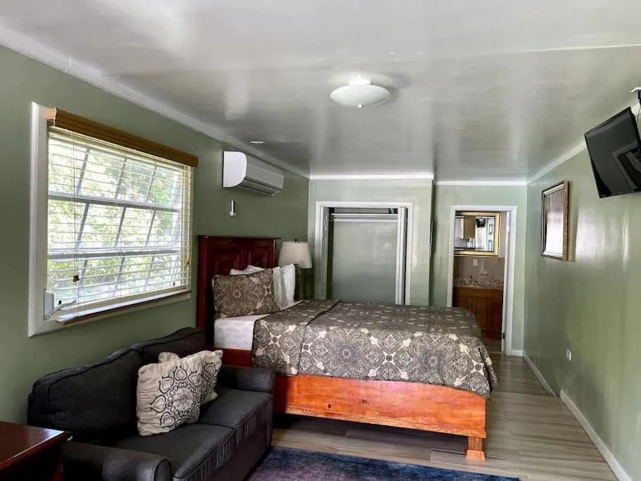 Photo of the whole room, Bed in Dawson’s Hideaway